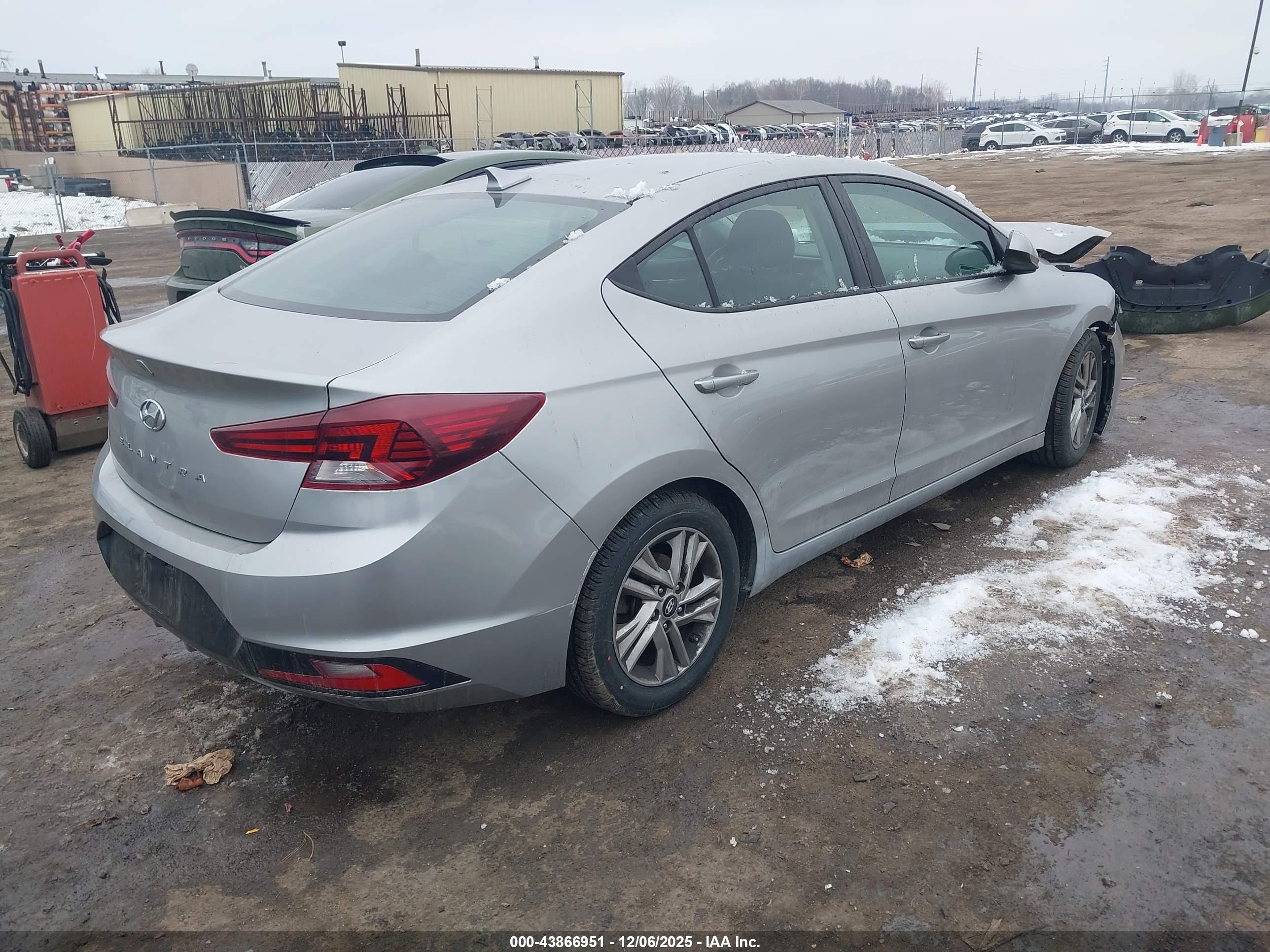 HYUNDAI ELANTRA image 4