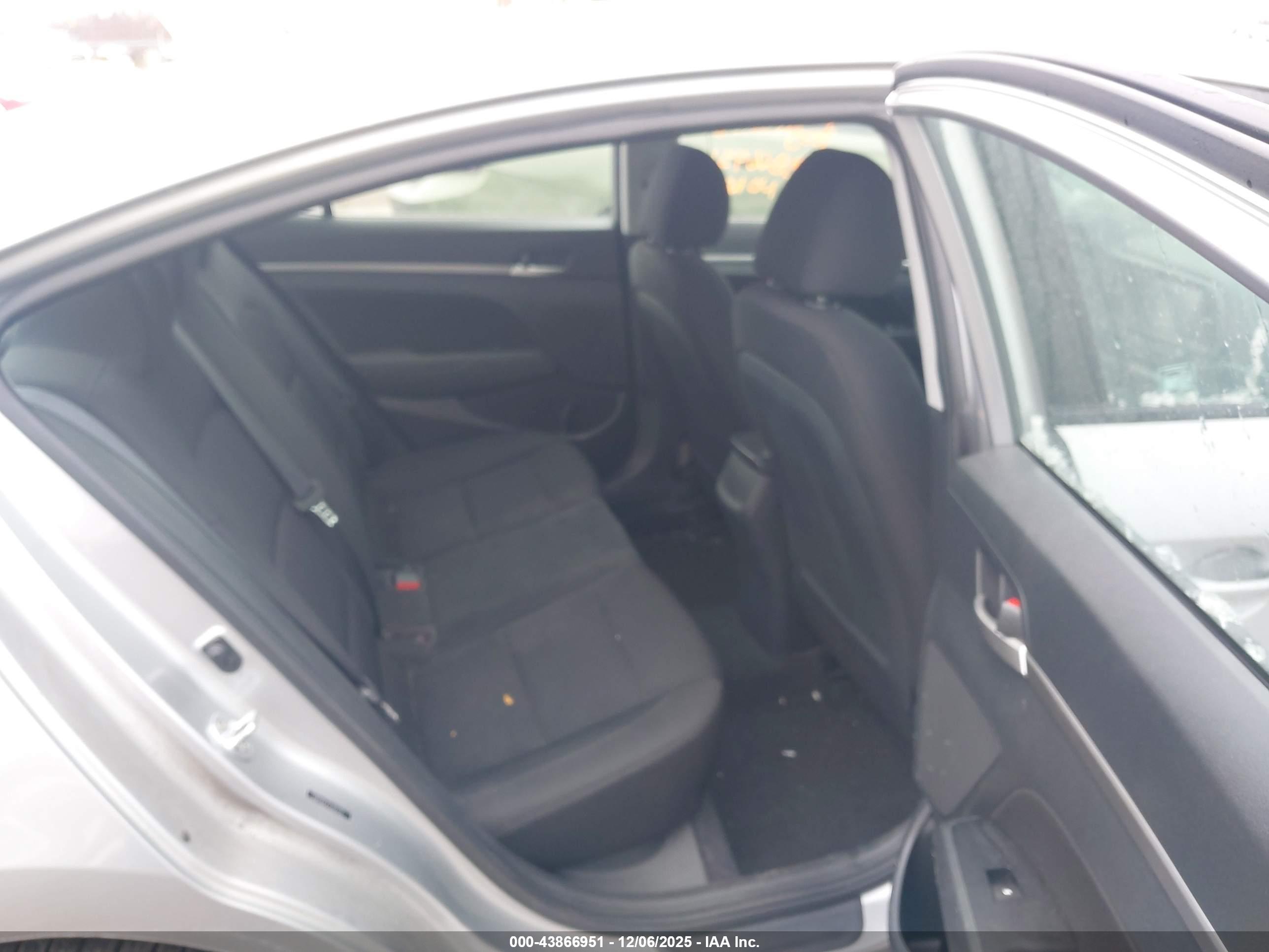 HYUNDAI ELANTRA image 8