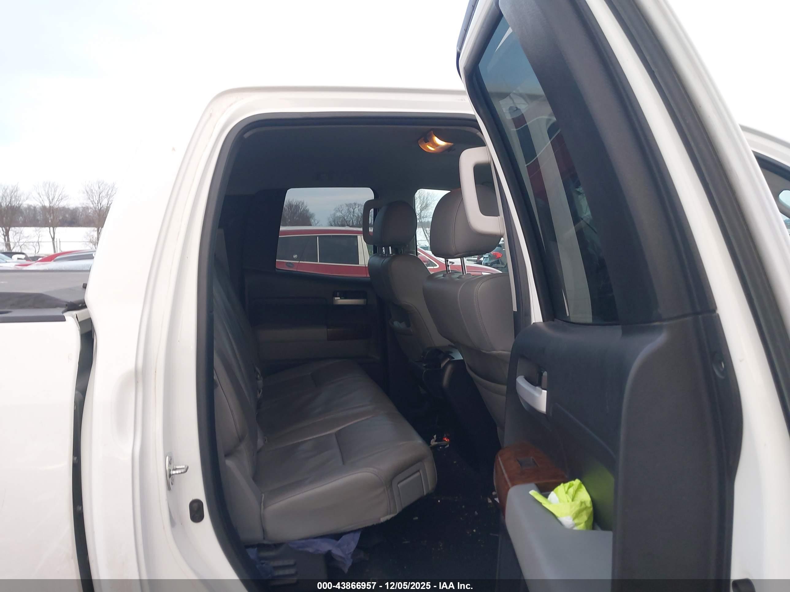 TOYOTA TUNDRA image 8