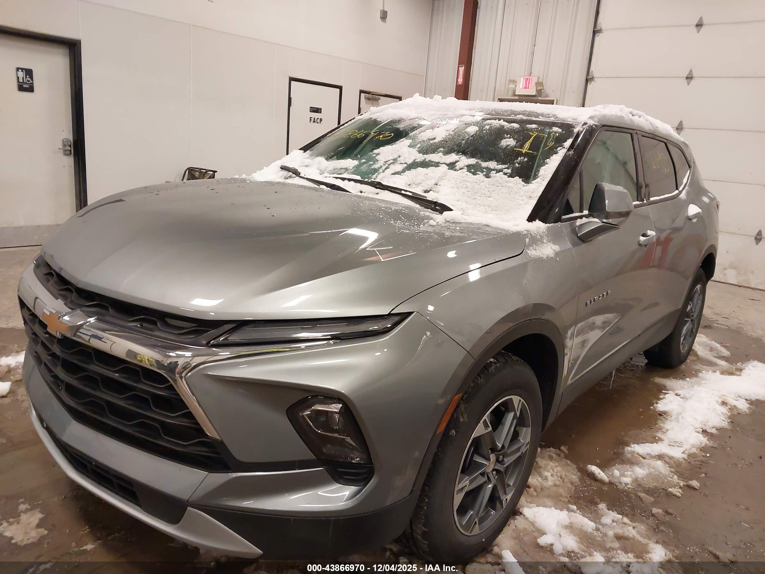 CHEVROLET BLAZER image 2