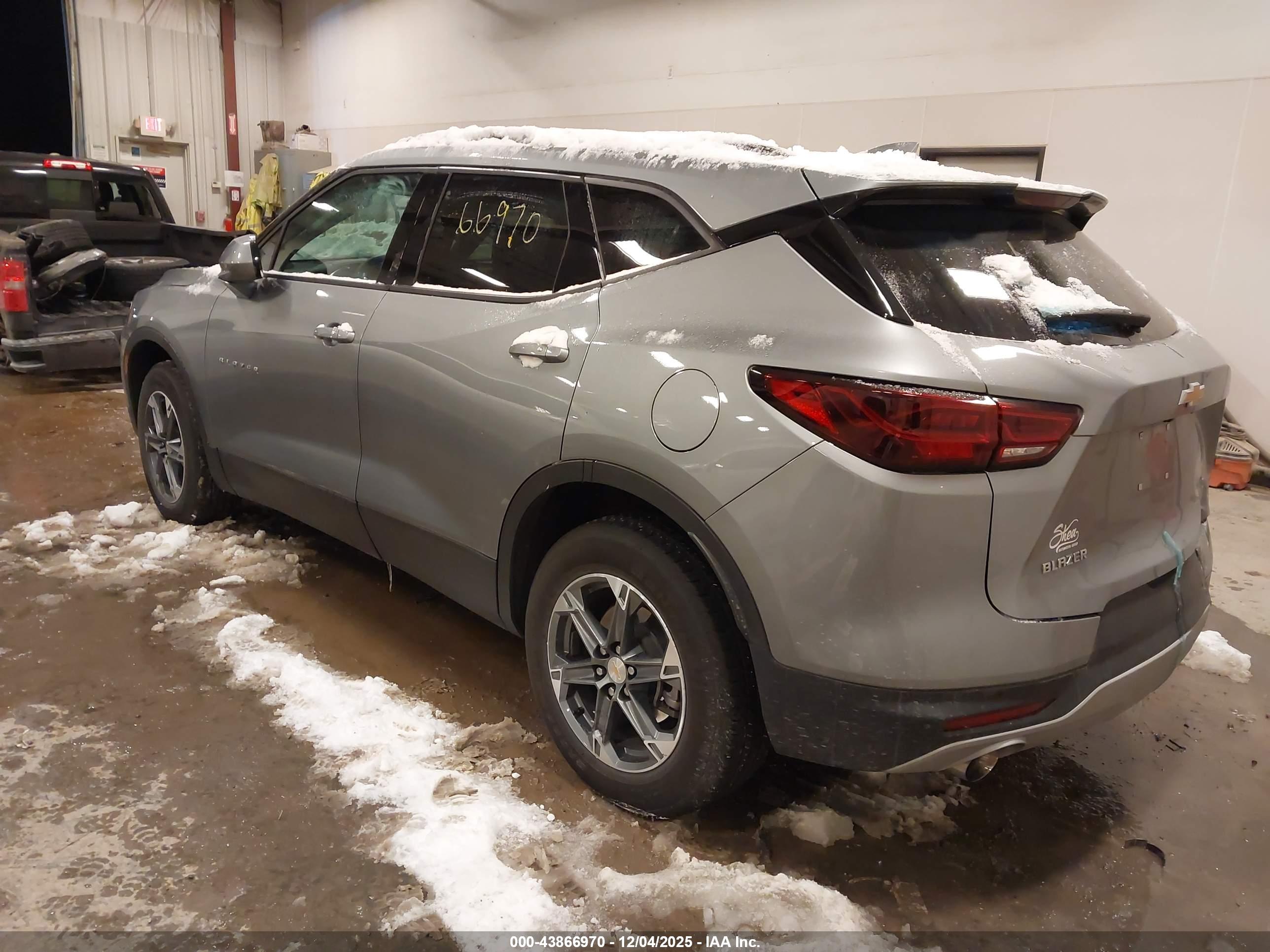 CHEVROLET BLAZER image 3