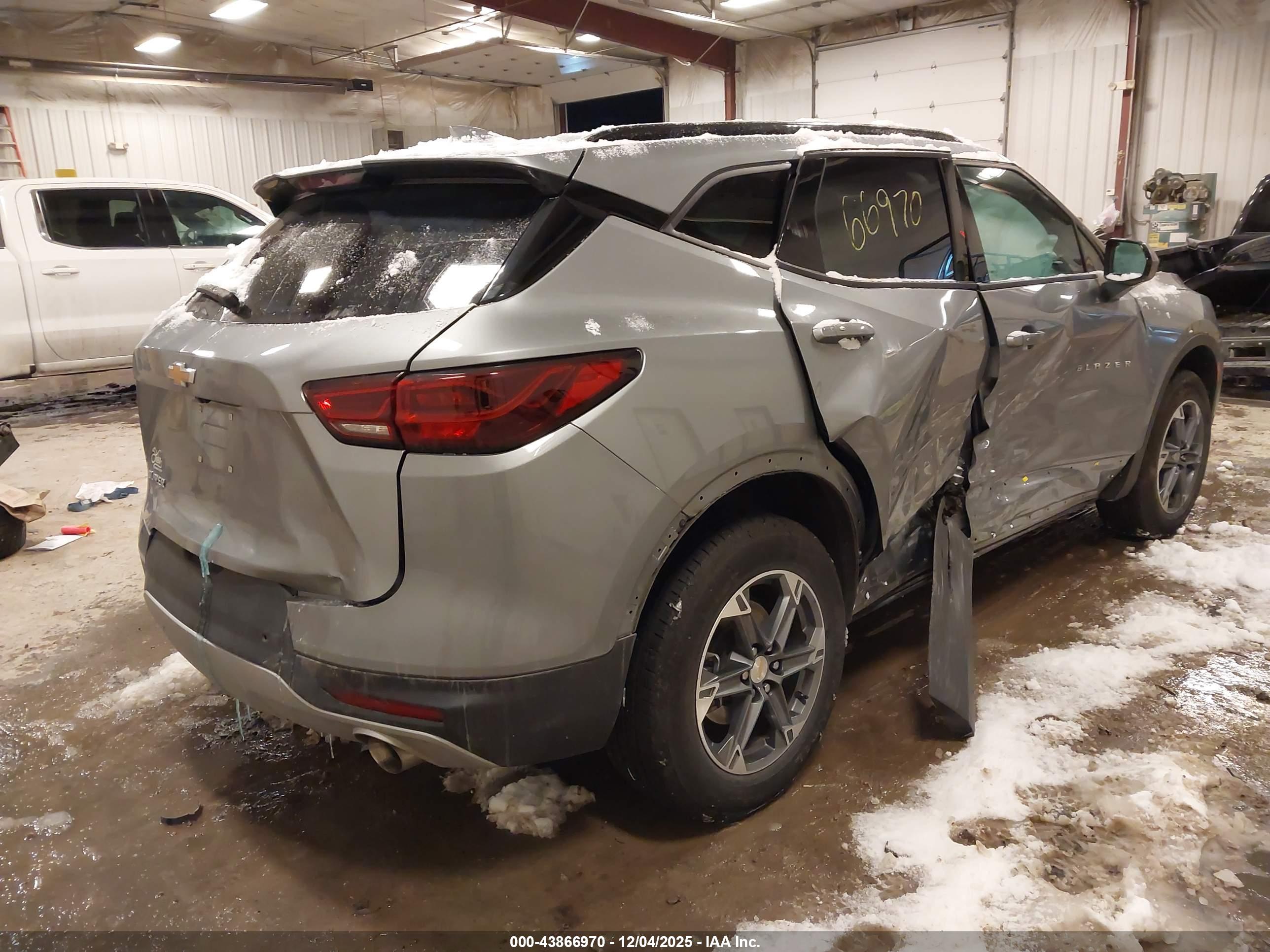 CHEVROLET BLAZER image 4