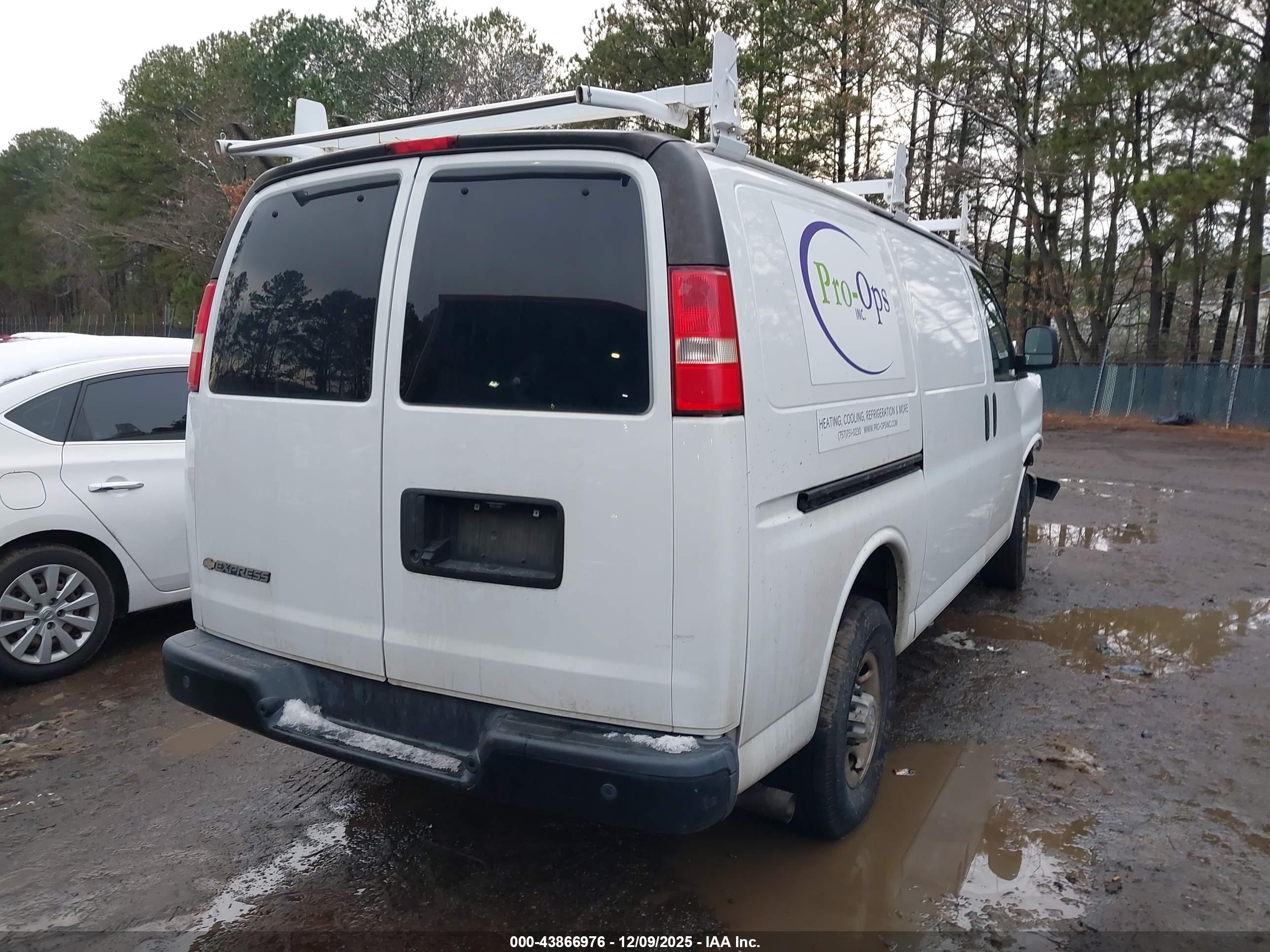 CHEVROLET EXPRESS image 4