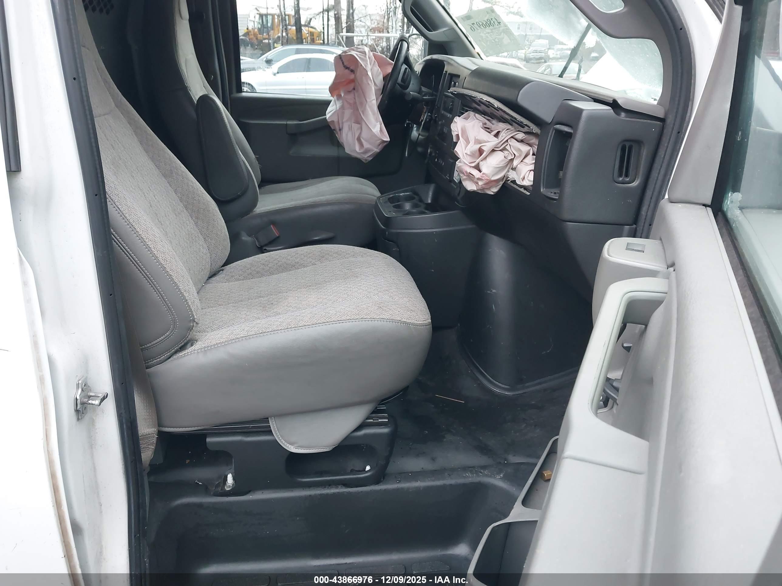 CHEVROLET EXPRESS image 5