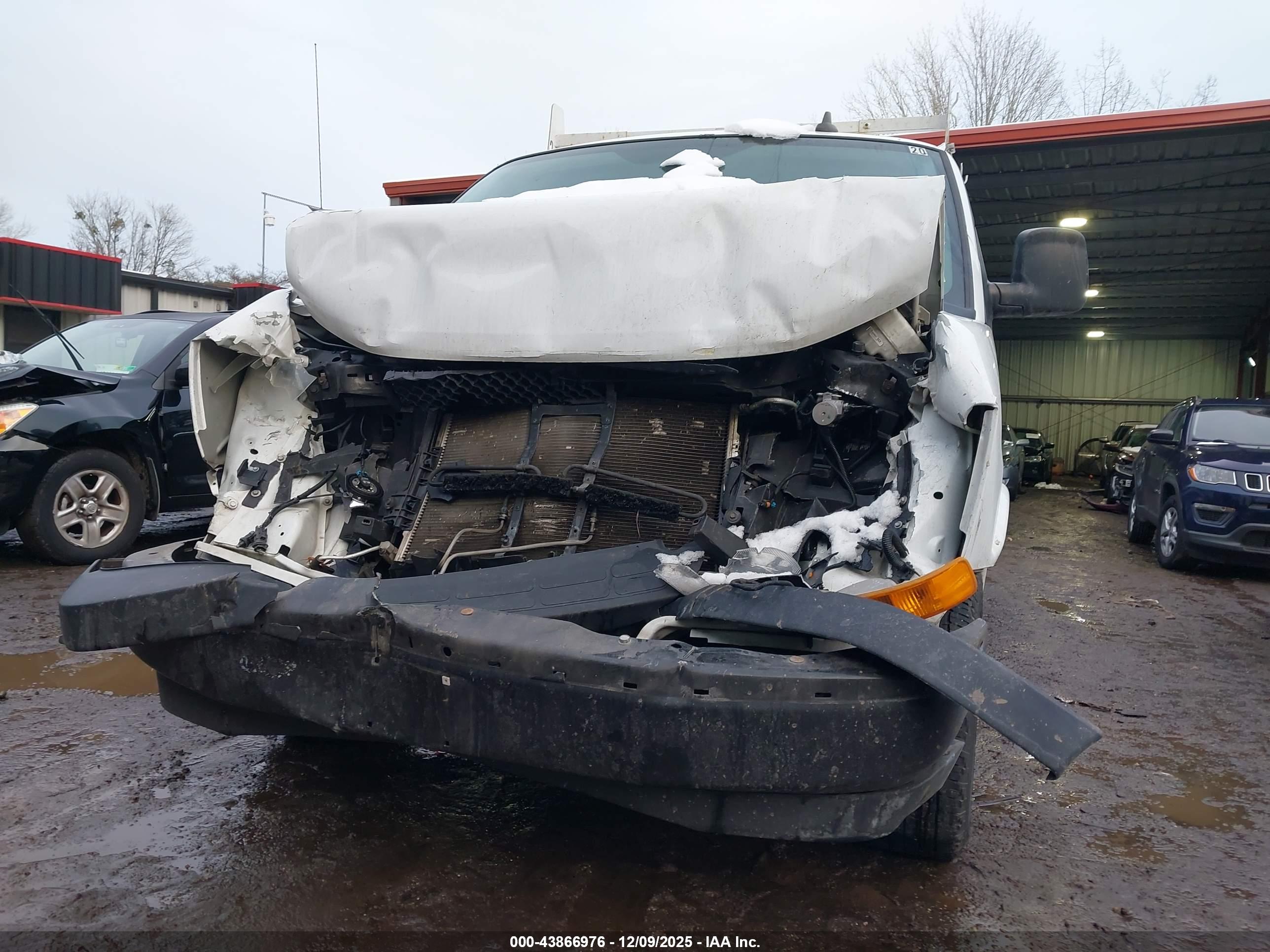 CHEVROLET EXPRESS image 6