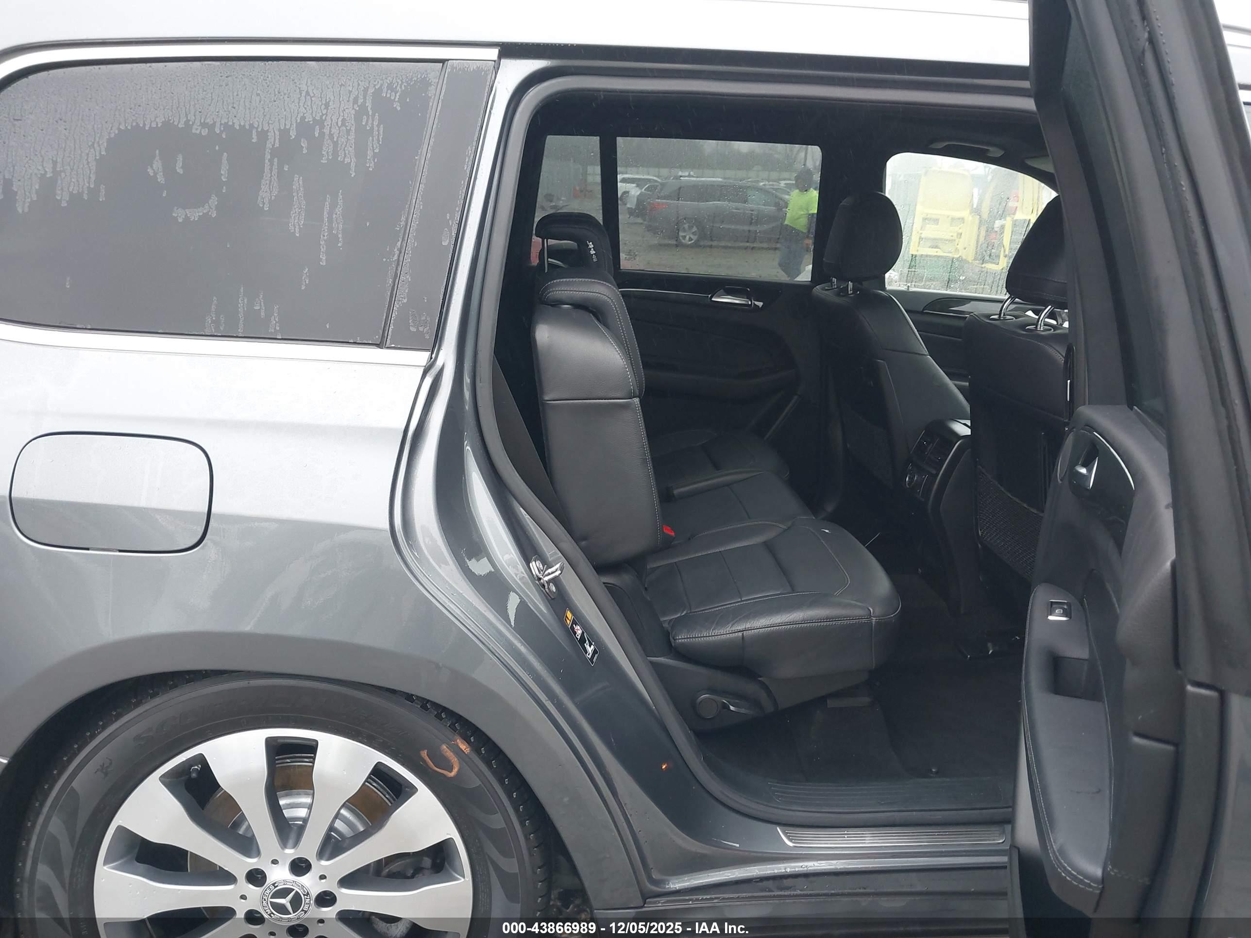 MERCEDES-BENZ GLS image 8