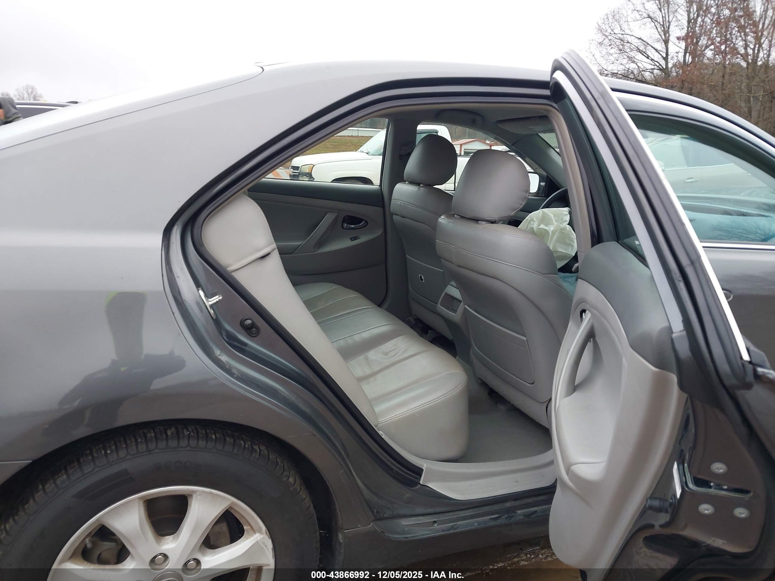 TOYOTA CAMRY image 8