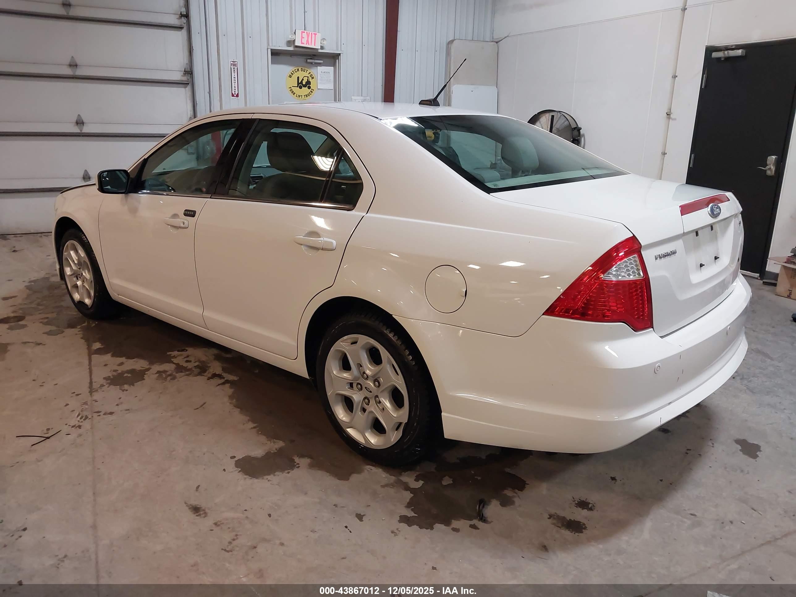FORD FUSION image 3