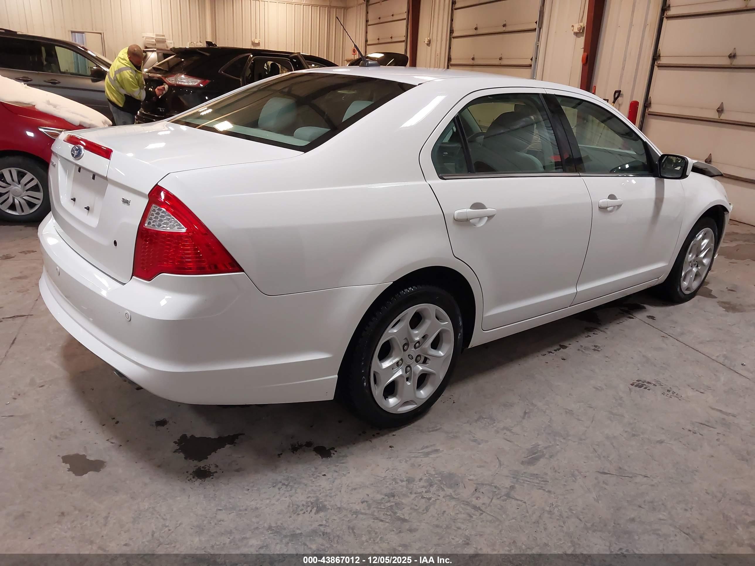 FORD FUSION image 4