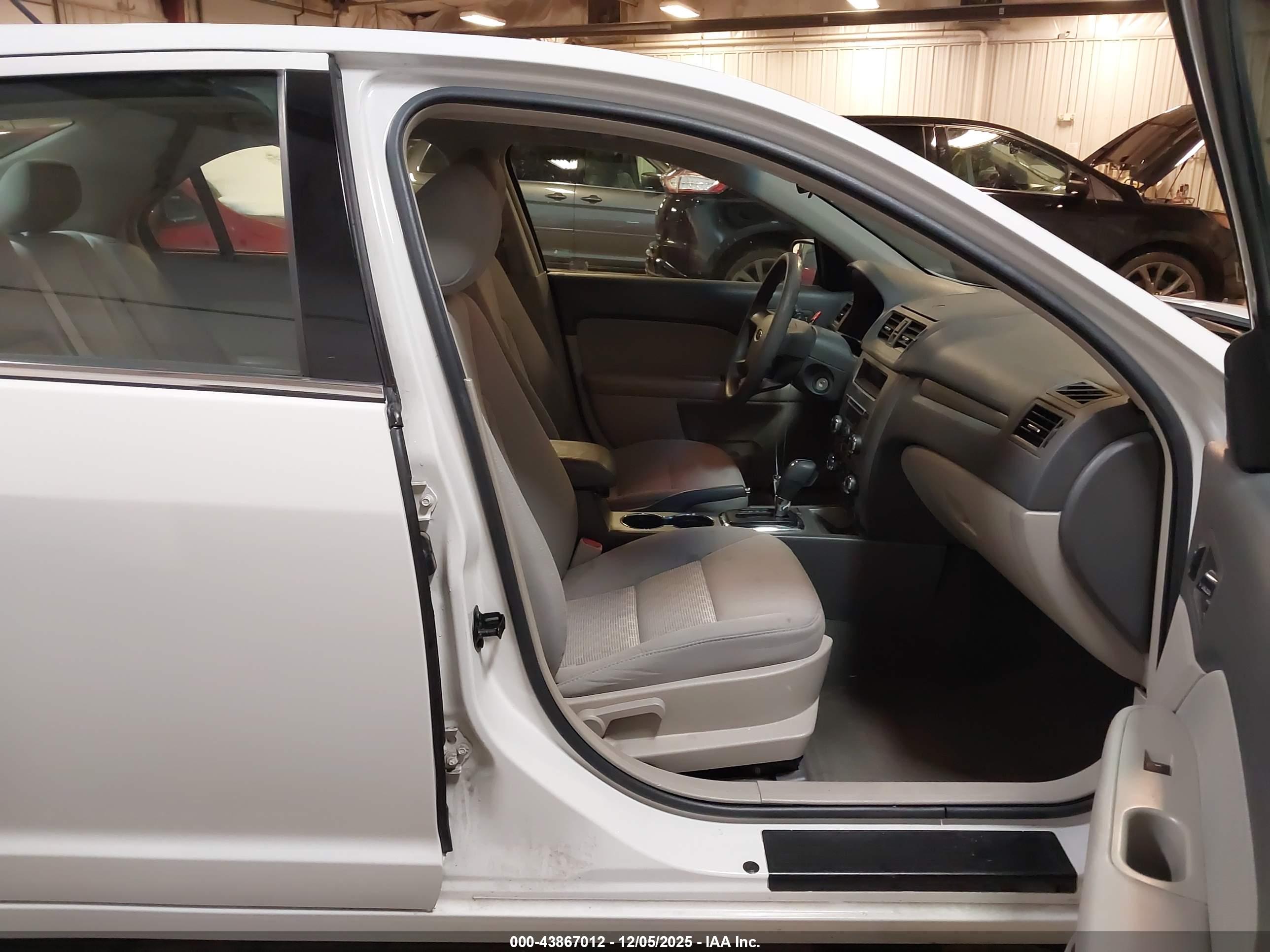 FORD FUSION image 5