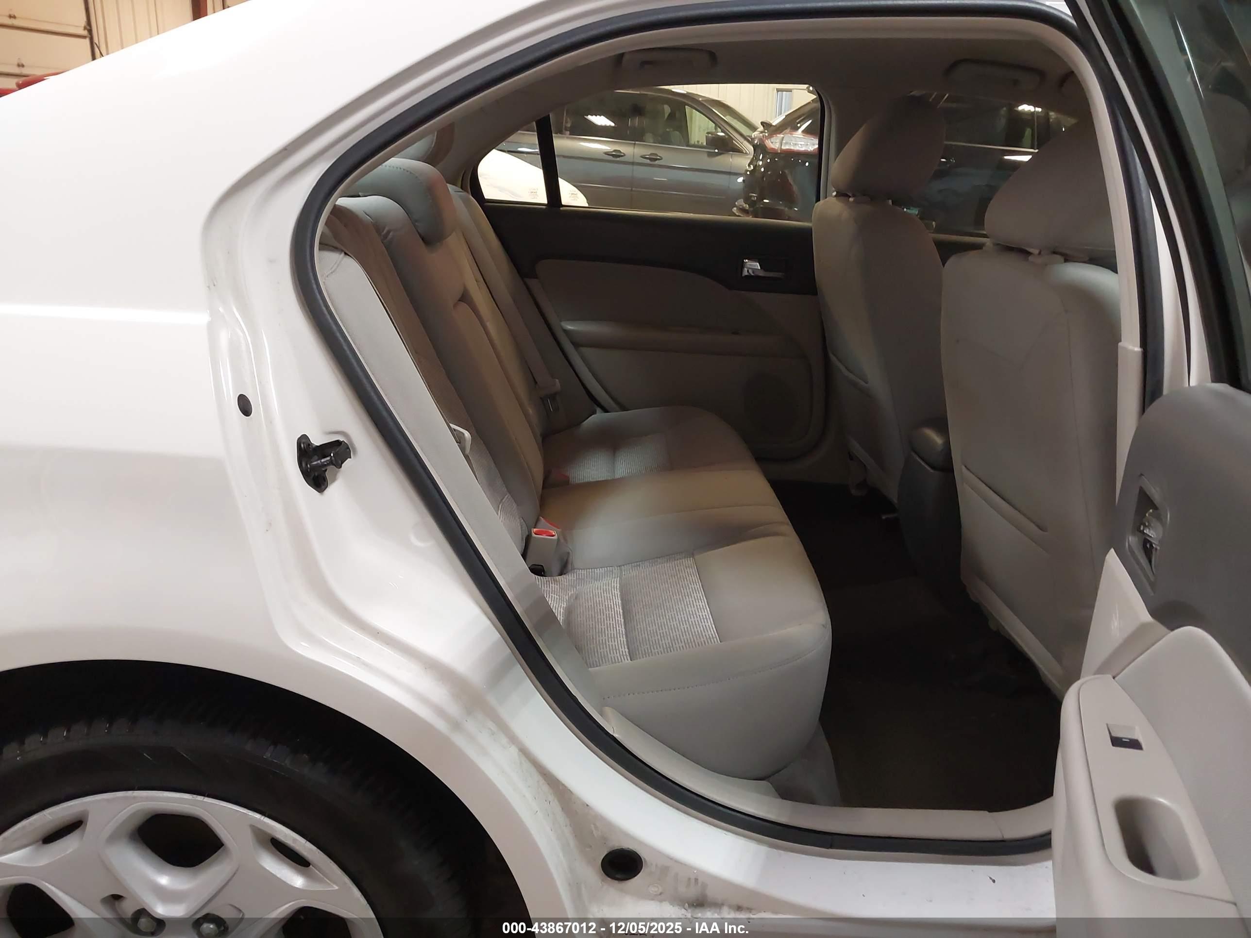 FORD FUSION image 8
