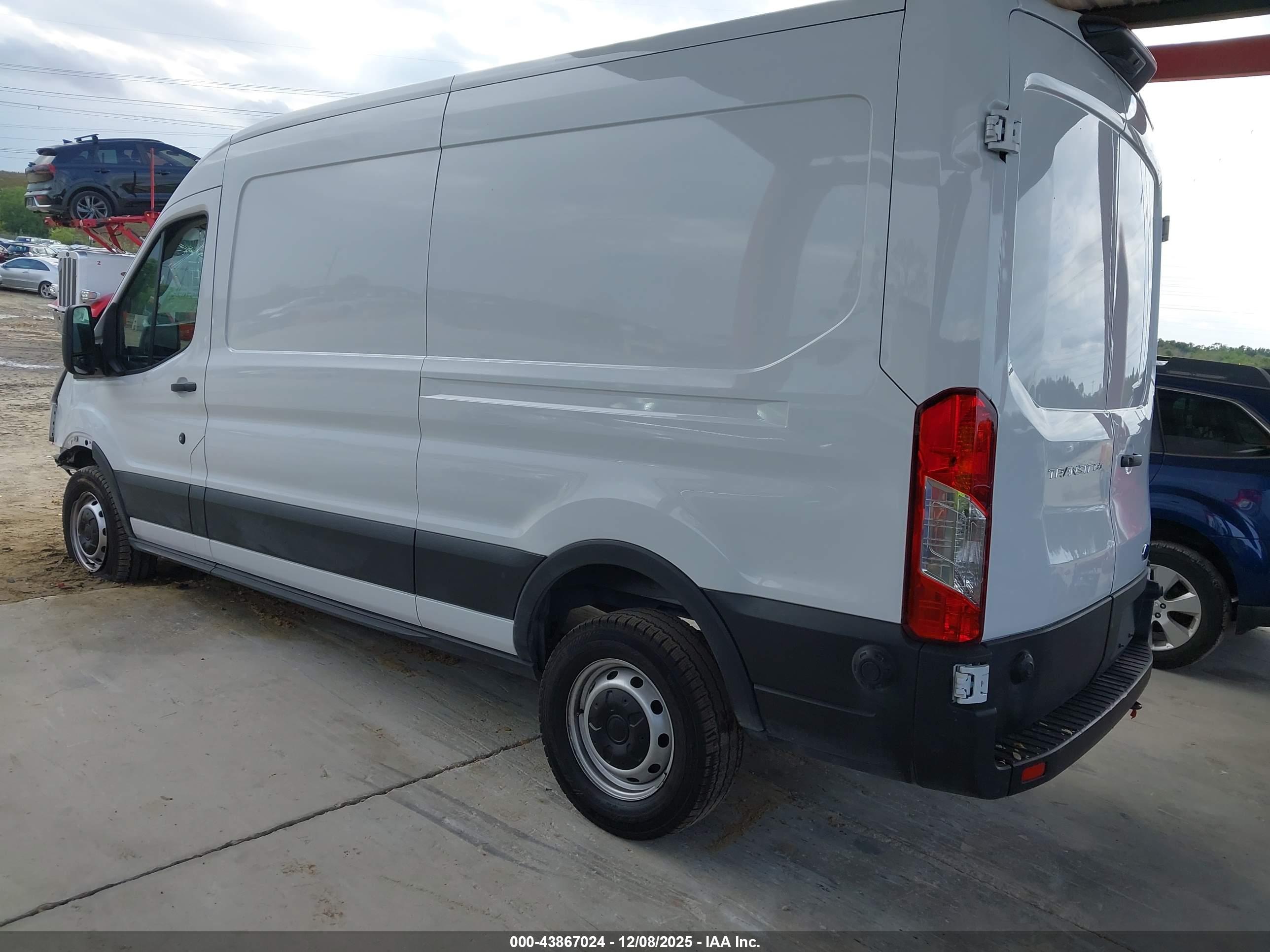 FORD TRANSIT-150 image 3