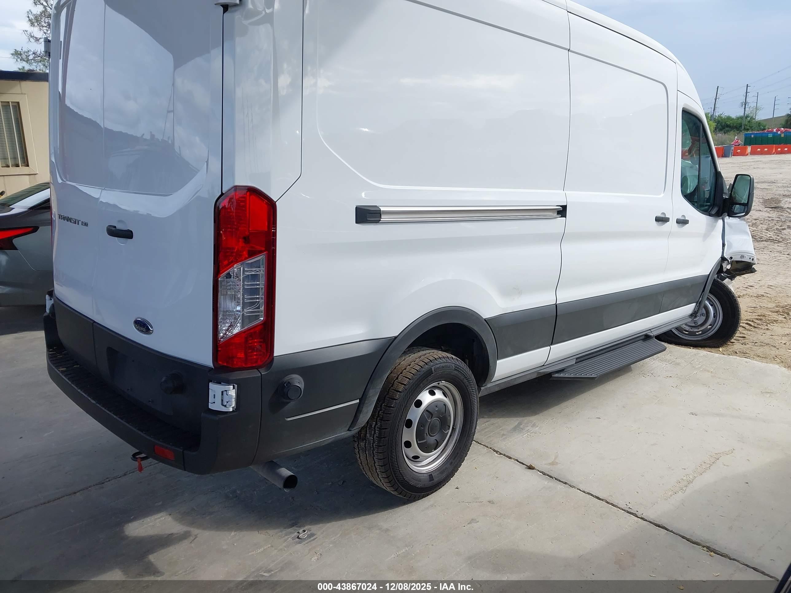 FORD TRANSIT-150 image 4