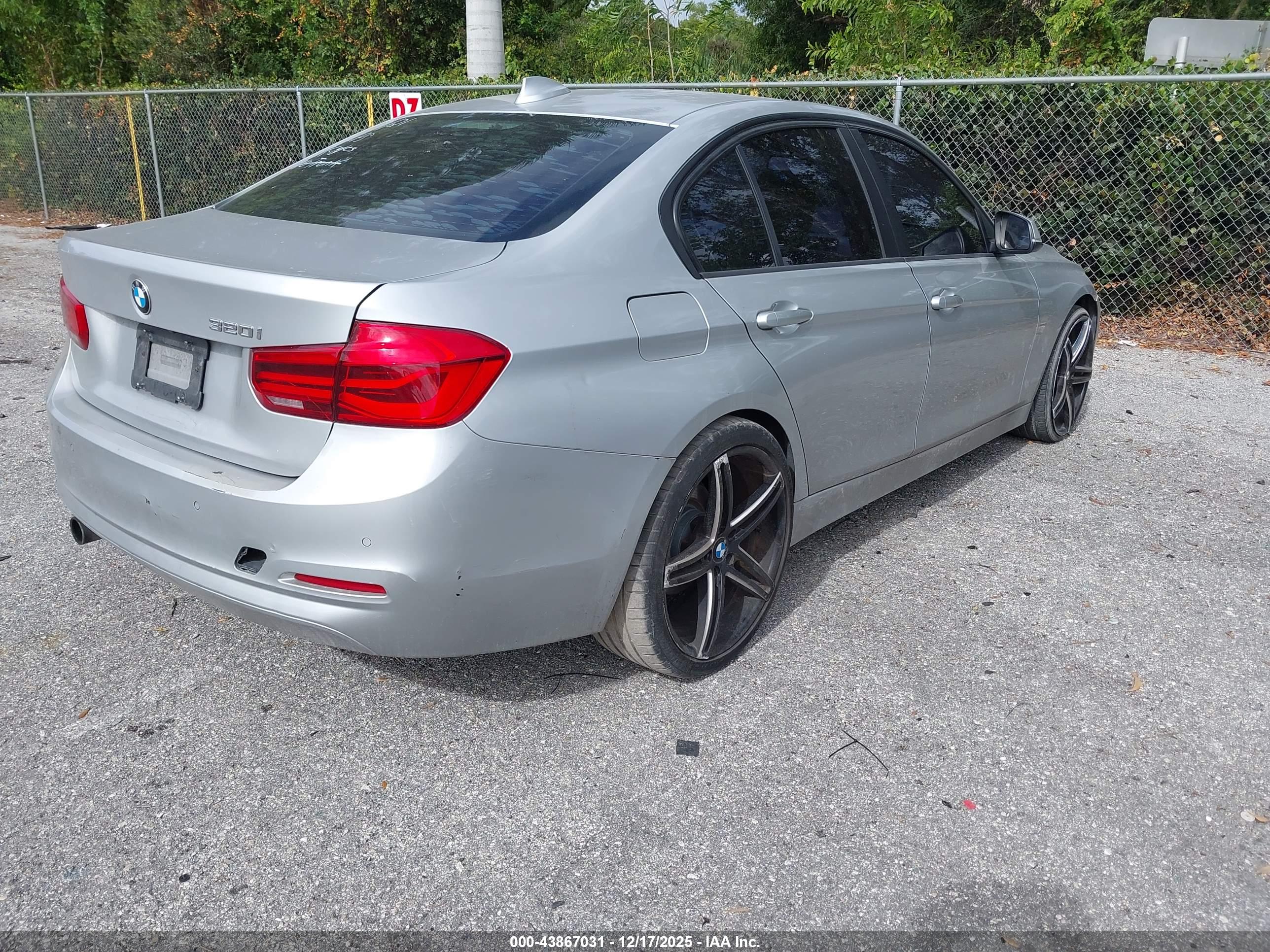 BMW 320I image 4