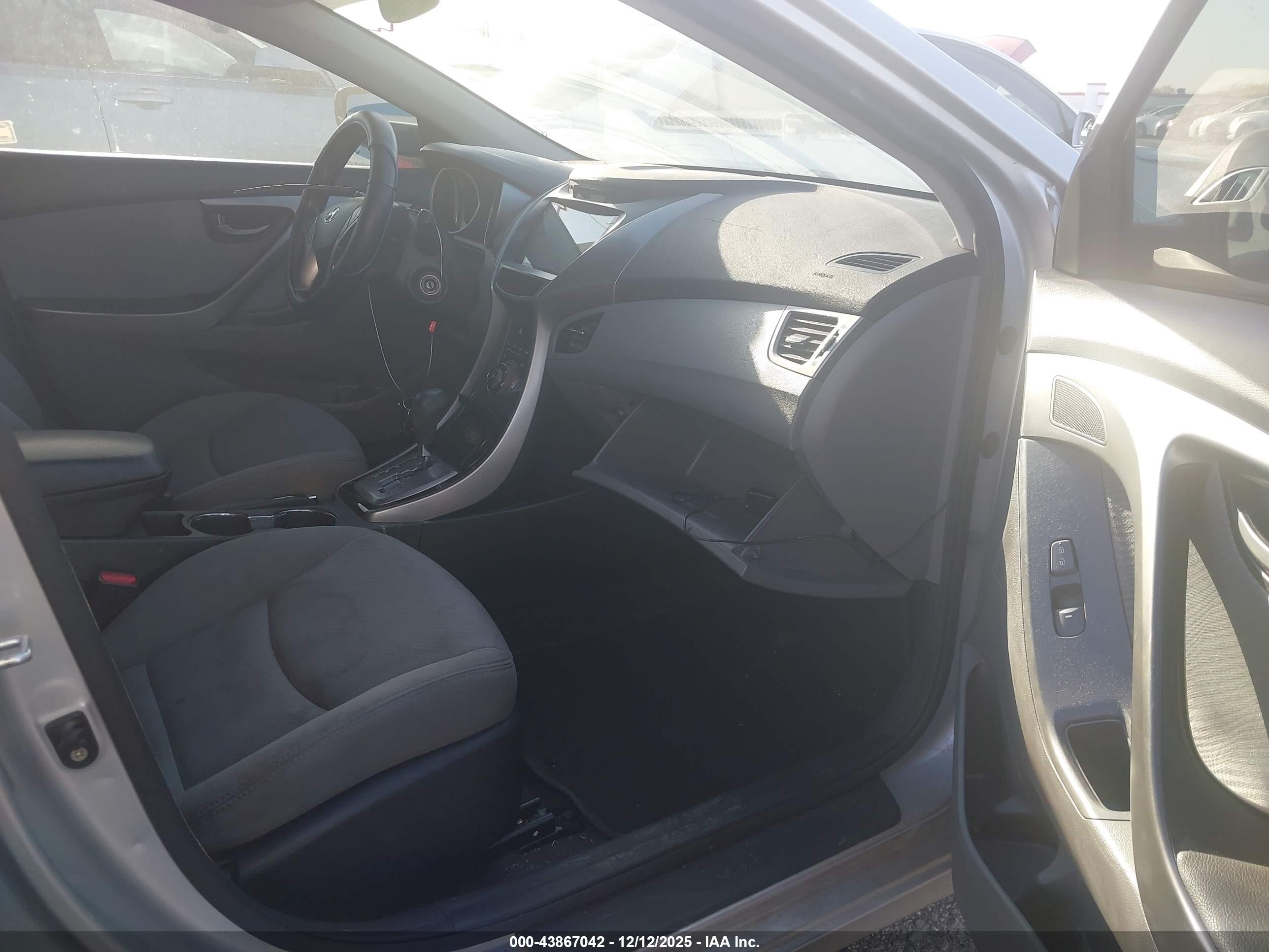 HYUNDAI ELANTRA image 5