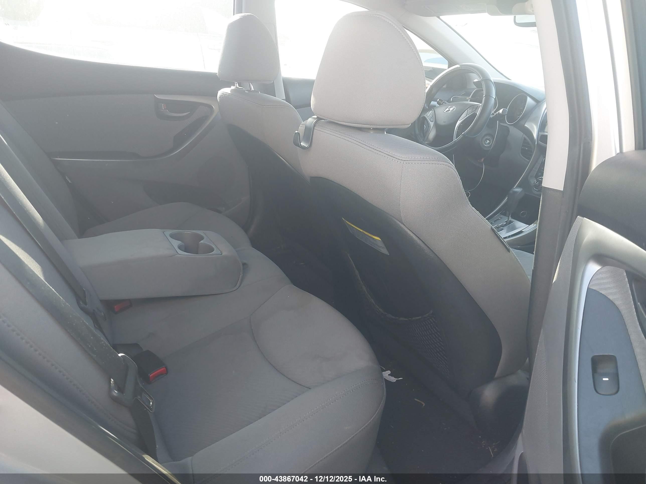 HYUNDAI ELANTRA image 8