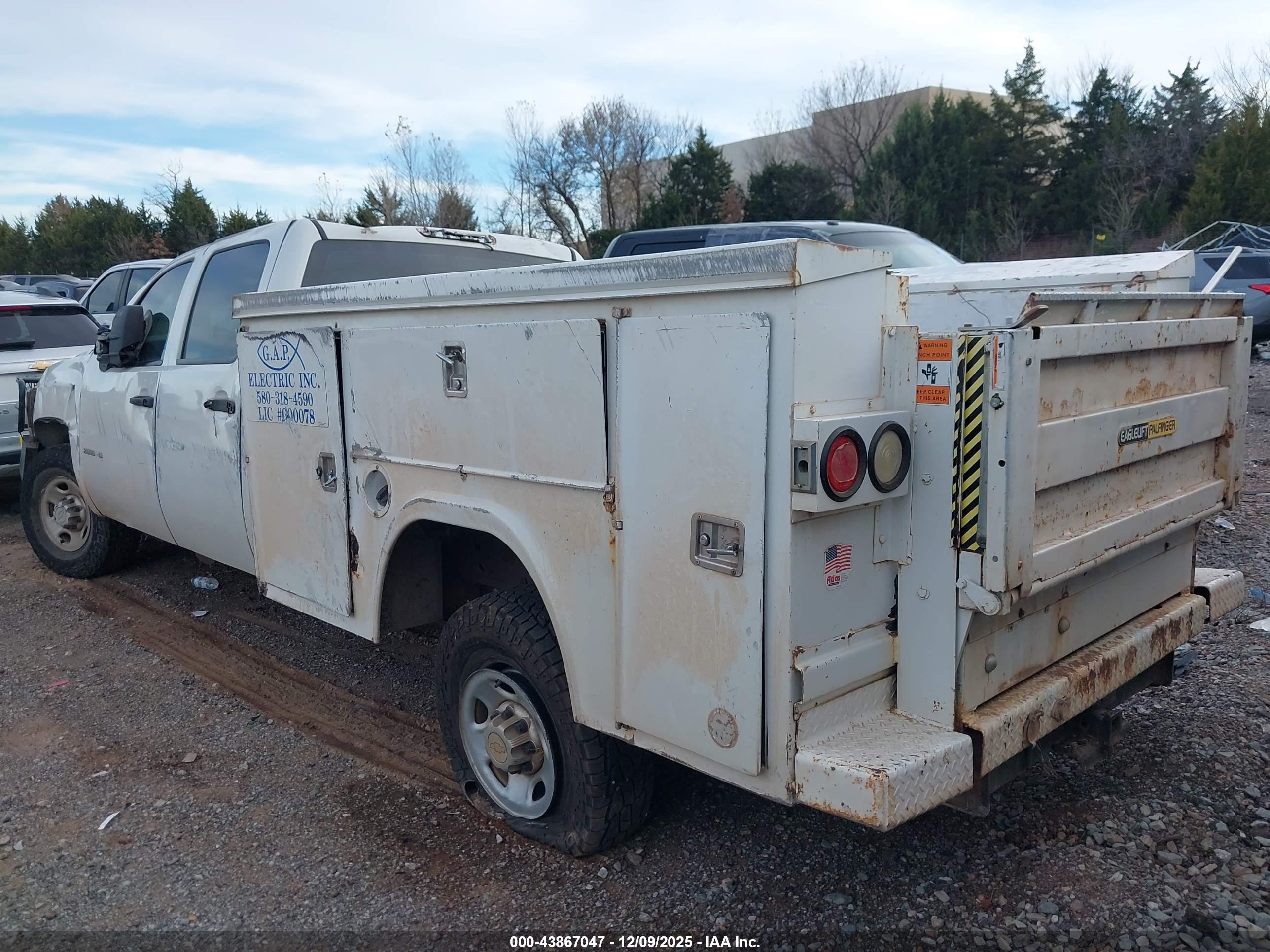 CHEVROLET SILVERADO image 3