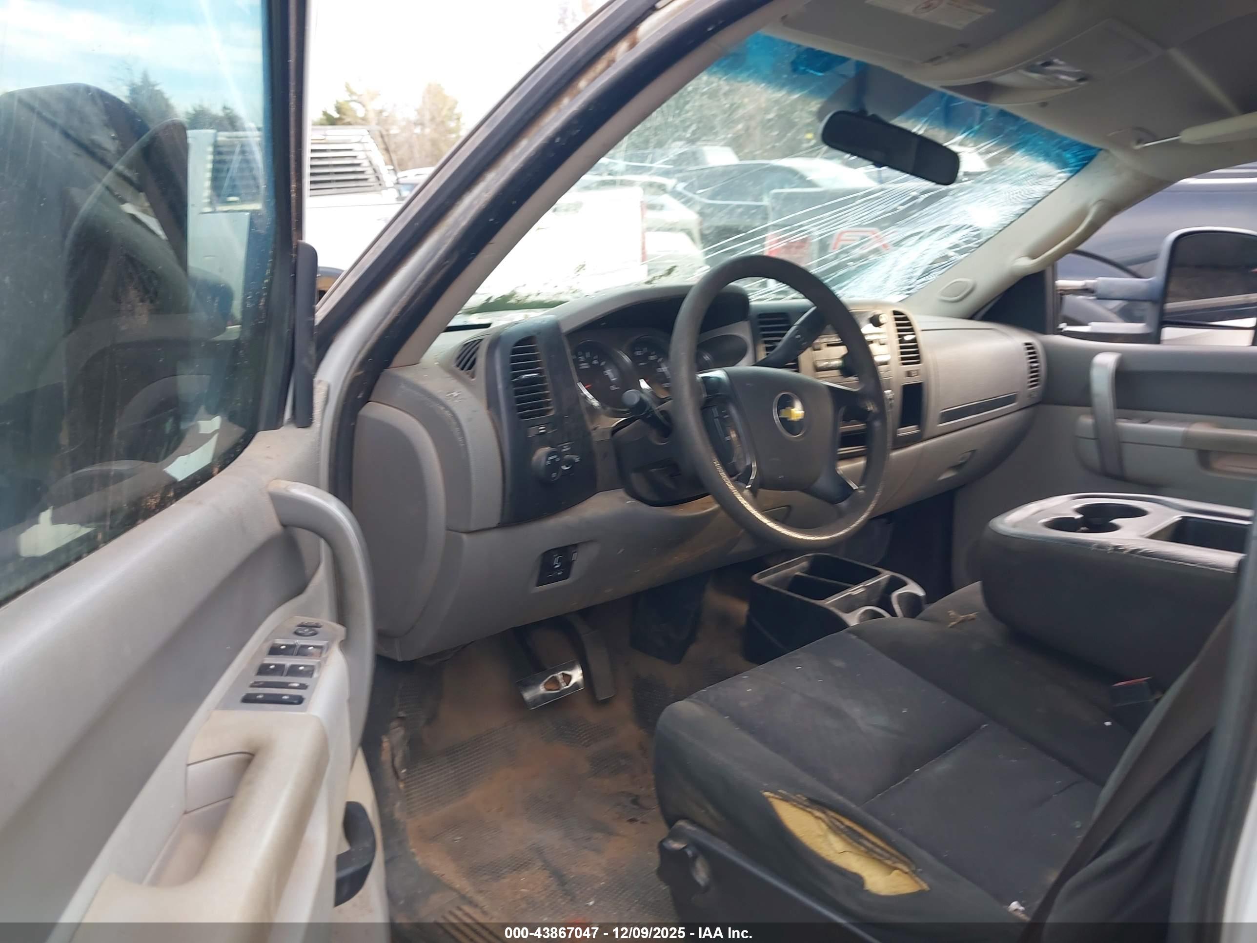 CHEVROLET SILVERADO image 5