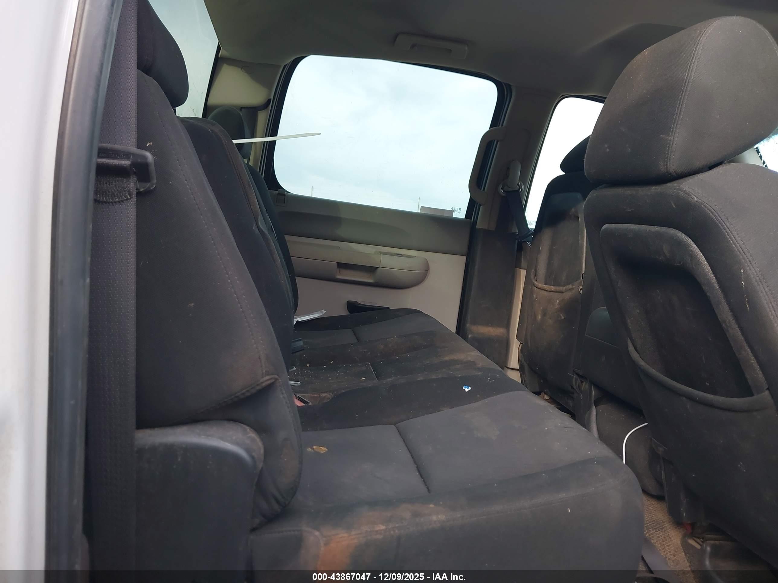 CHEVROLET SILVERADO image 8
