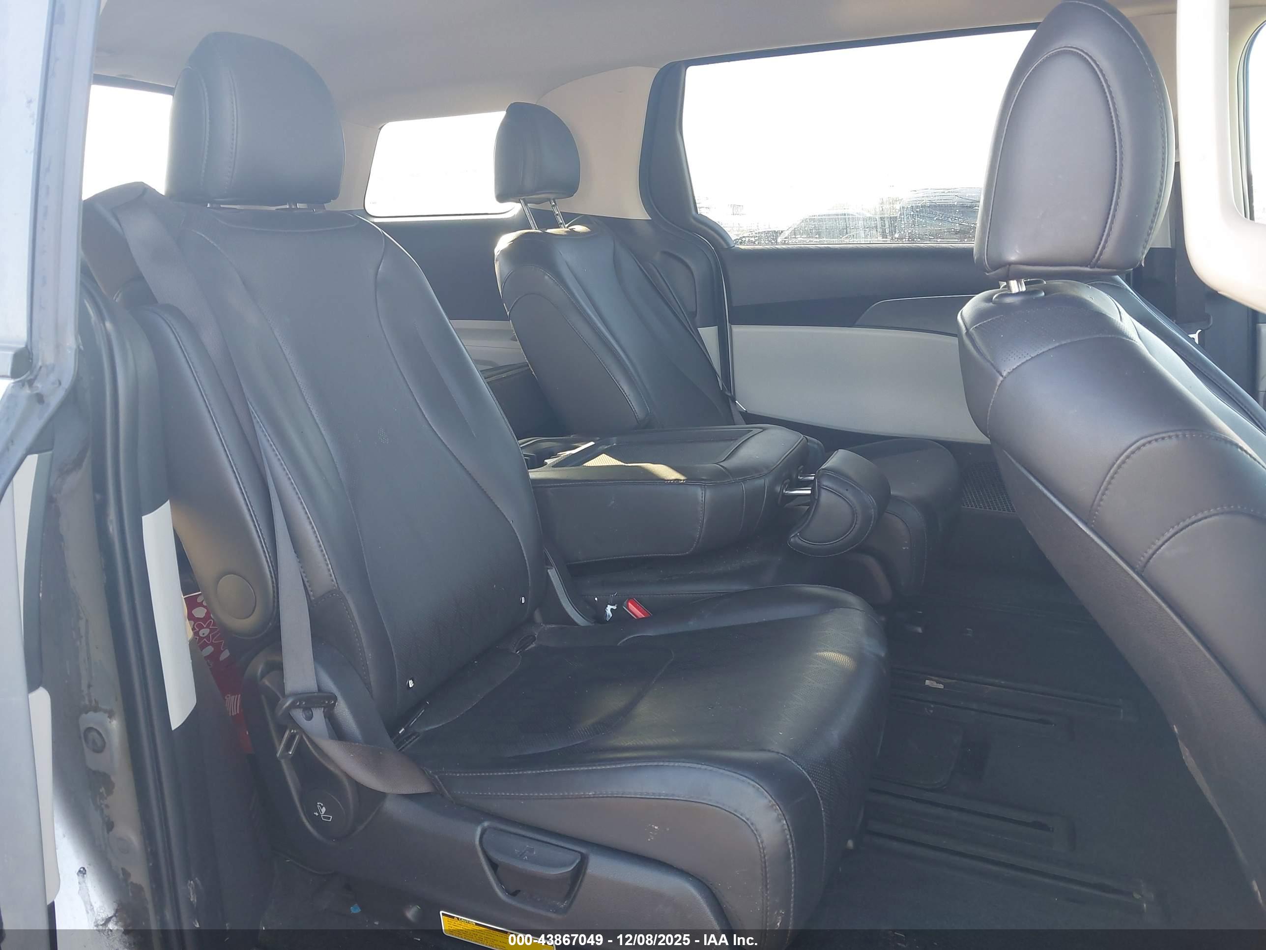KIA CARNIVAL image 8