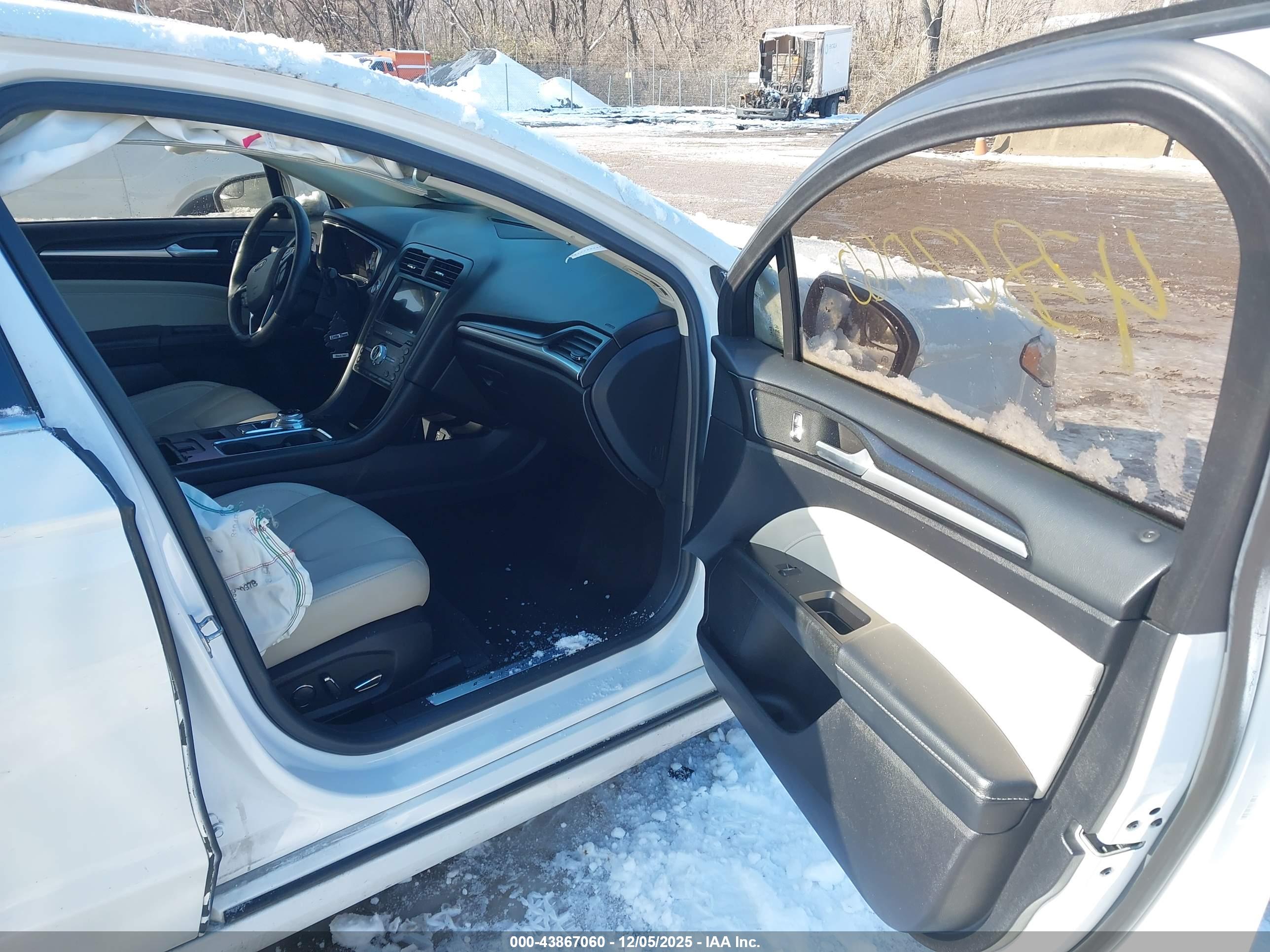 FORD FUSION image 5