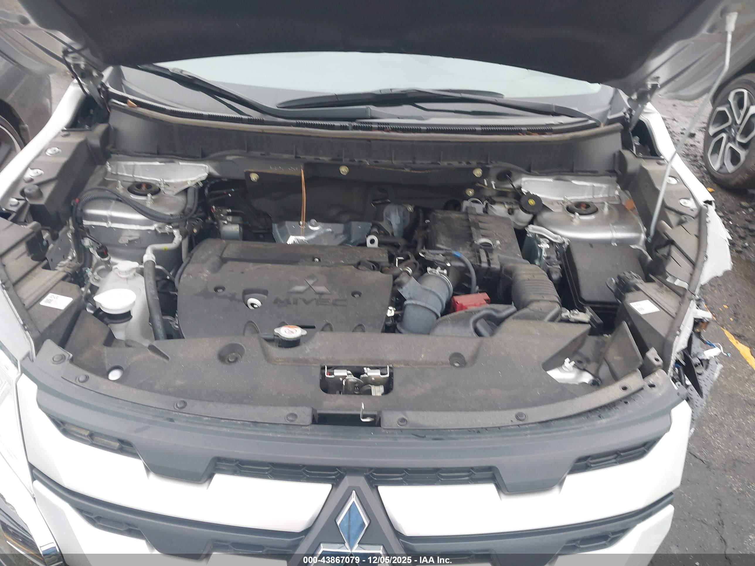 MITSUBISHI OUTLANDER image 10