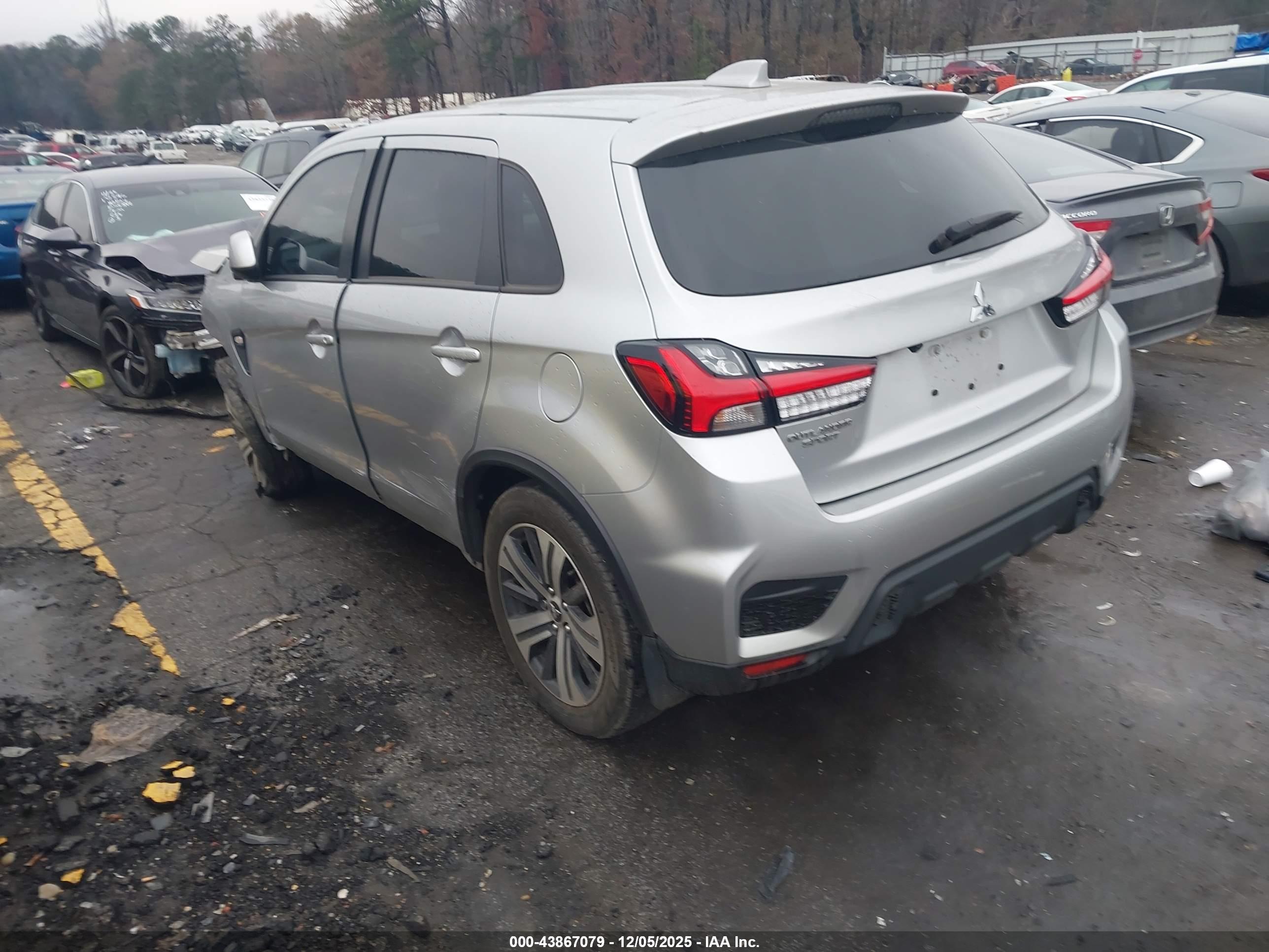 MITSUBISHI OUTLANDER image 3