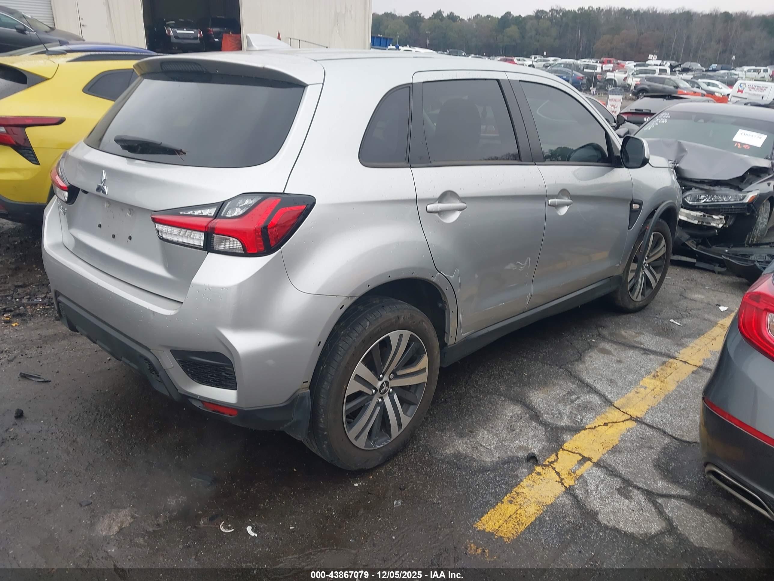 MITSUBISHI OUTLANDER image 4