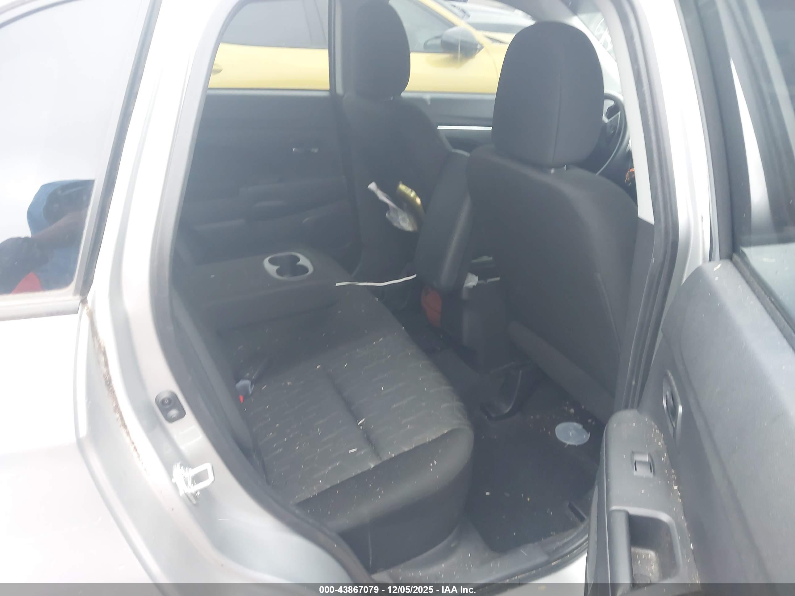 MITSUBISHI OUTLANDER image 8