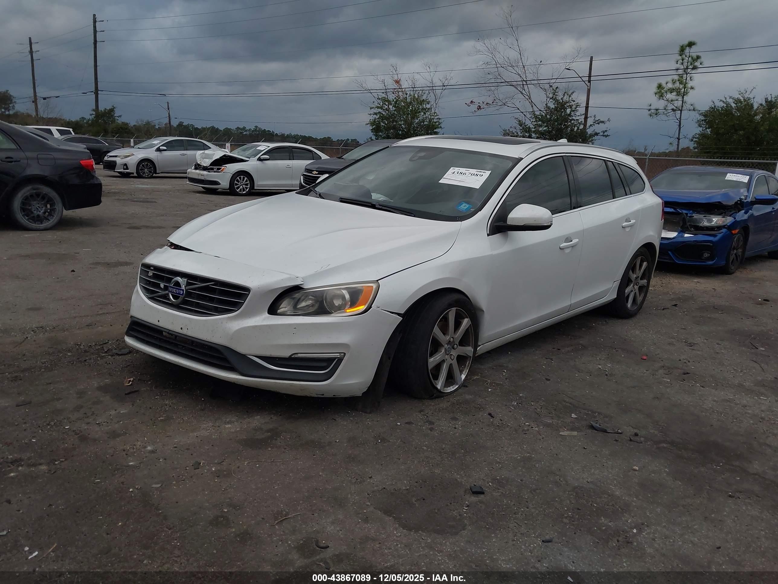 VOLVO V60 image 2