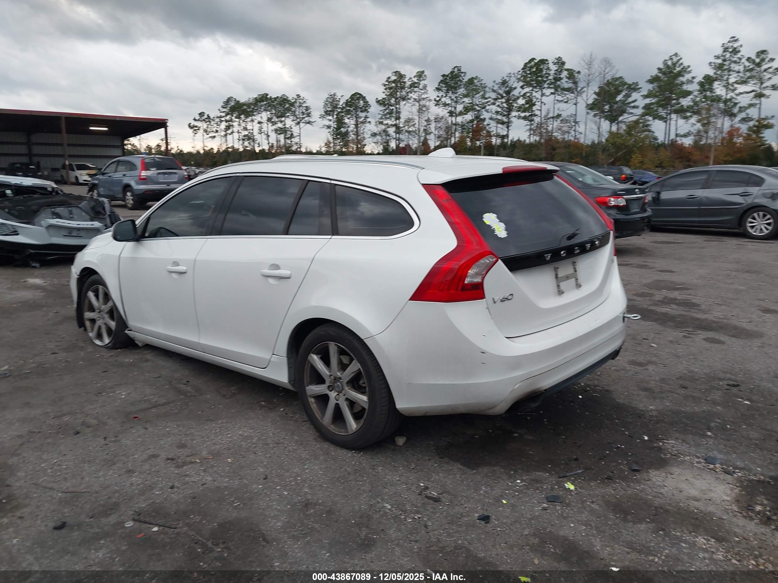 VOLVO V60 image 3