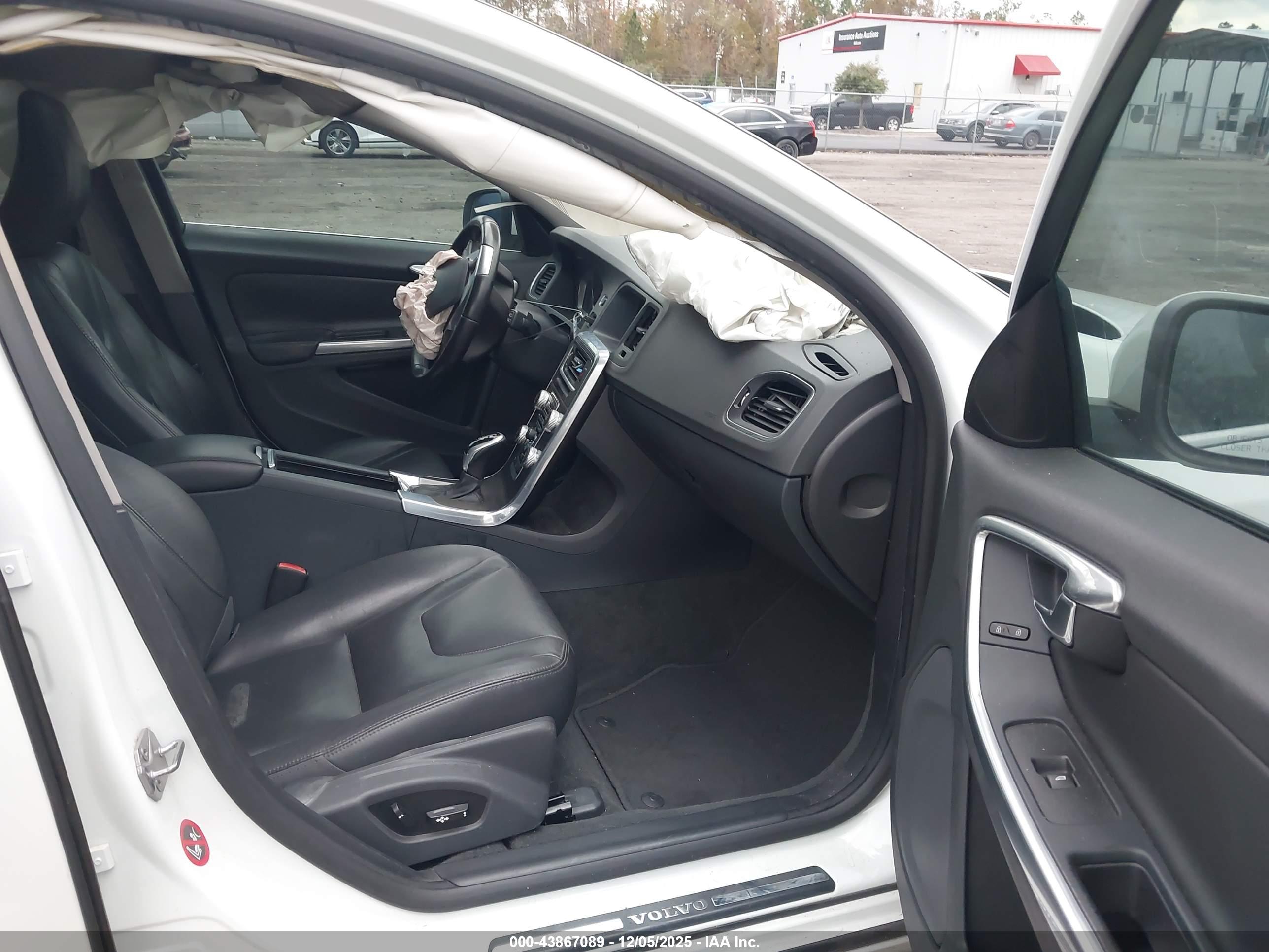 VOLVO V60 image 5