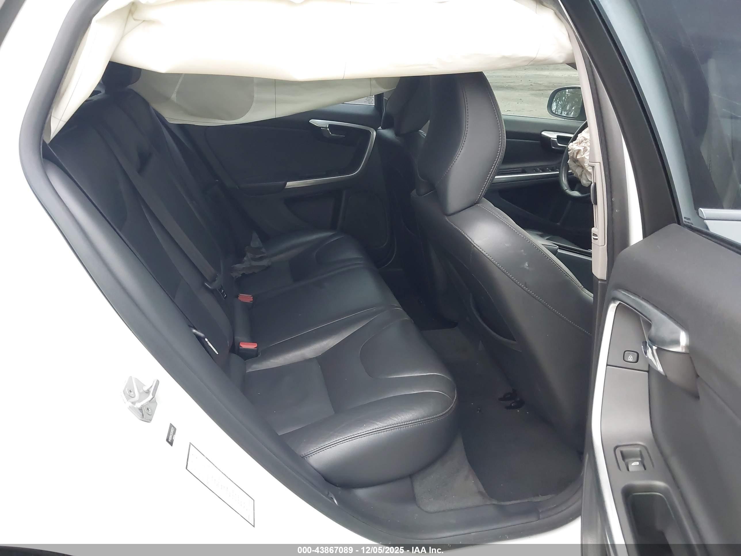 VOLVO V60 image 8
