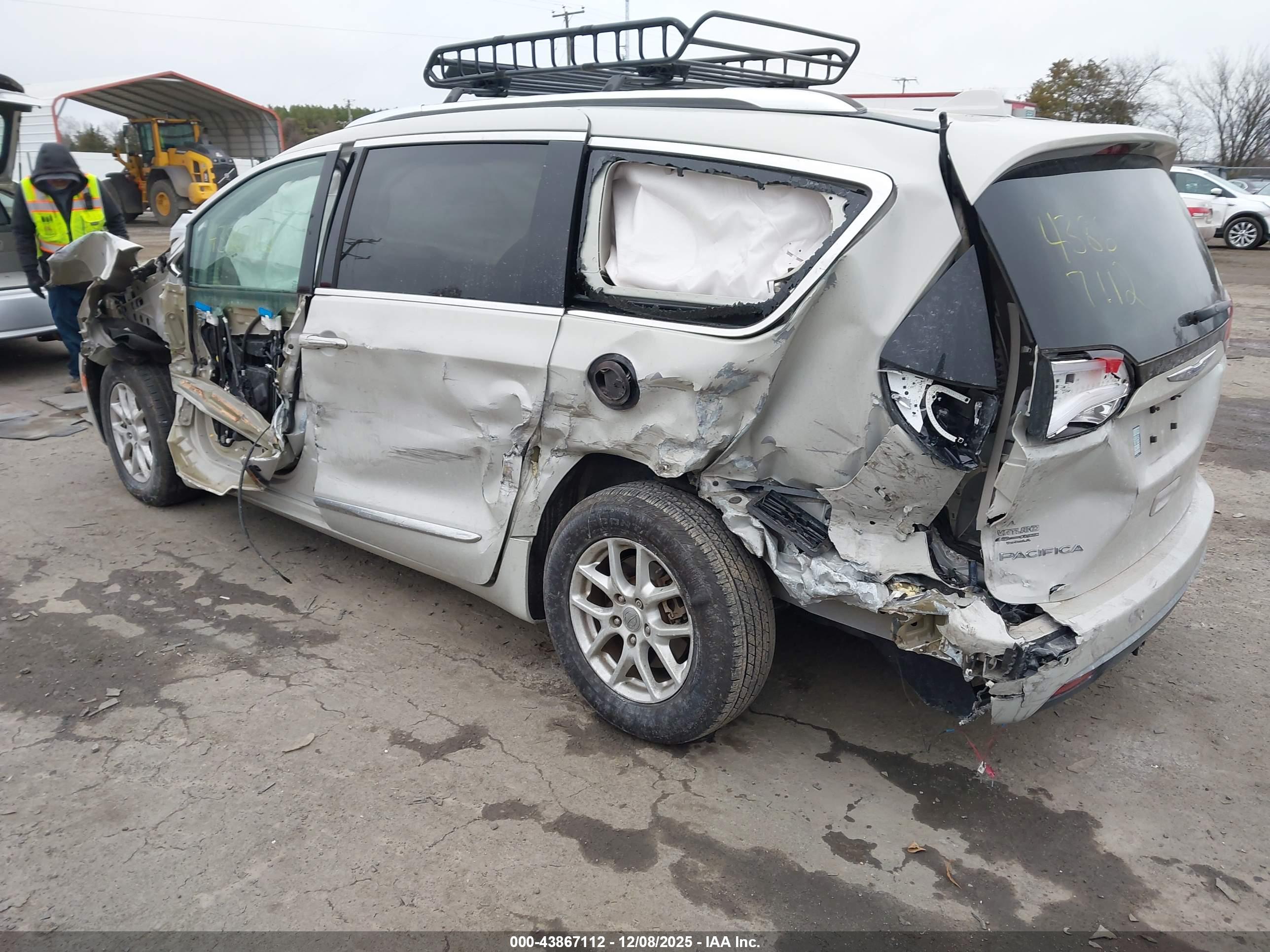 CHRYSLER PACIFICA image 3