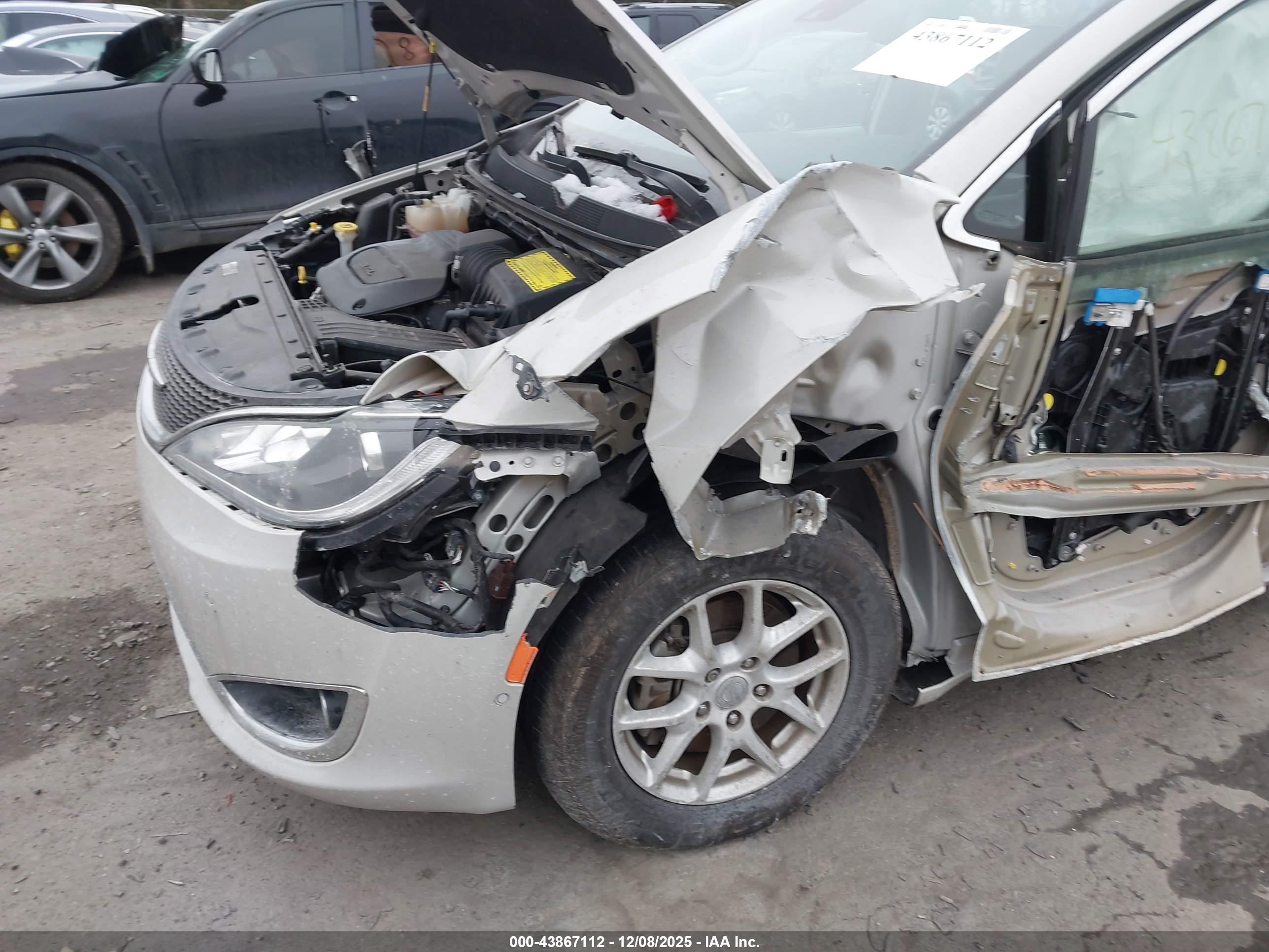 CHRYSLER PACIFICA image 6