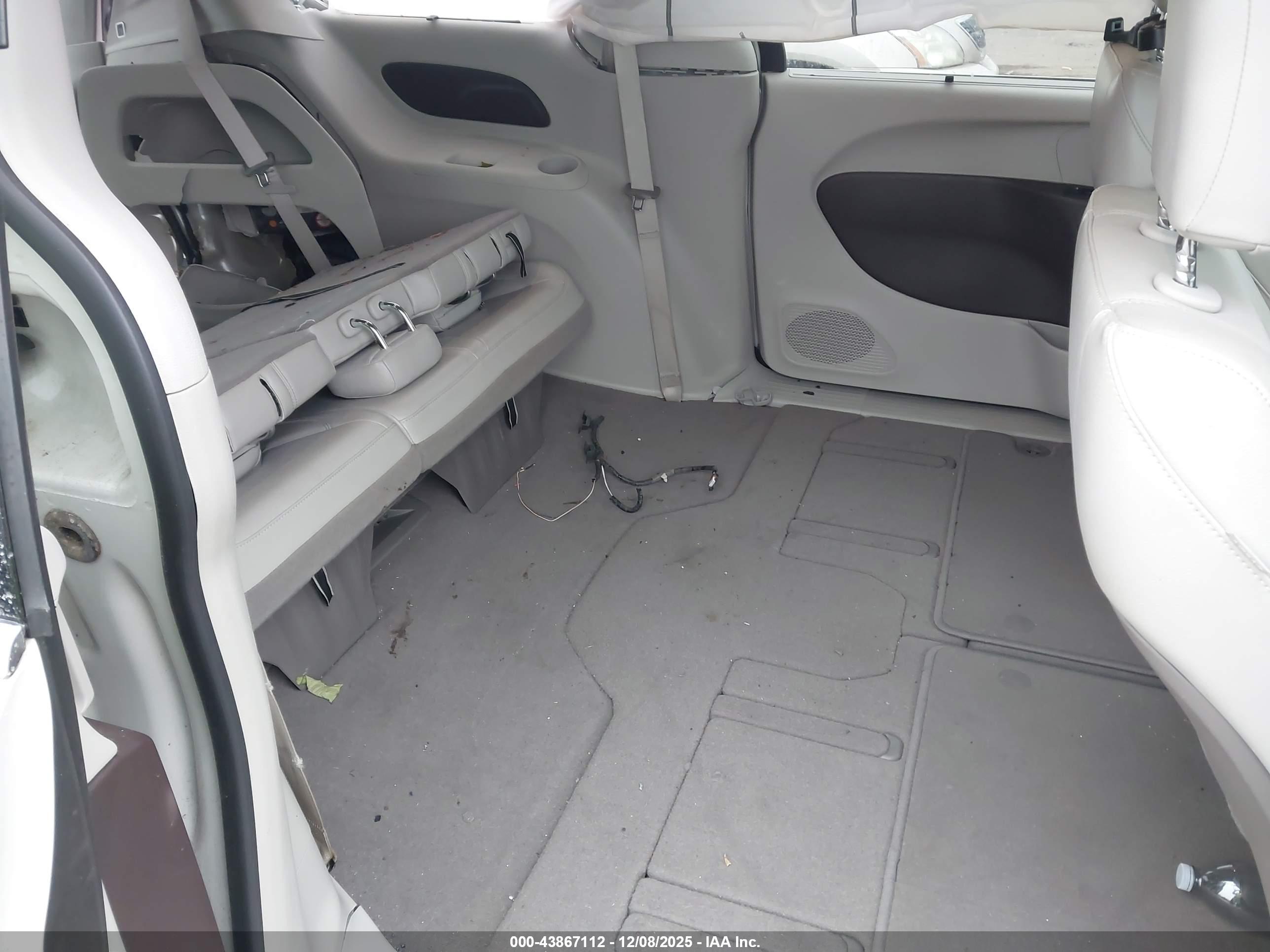 CHRYSLER PACIFICA image 8