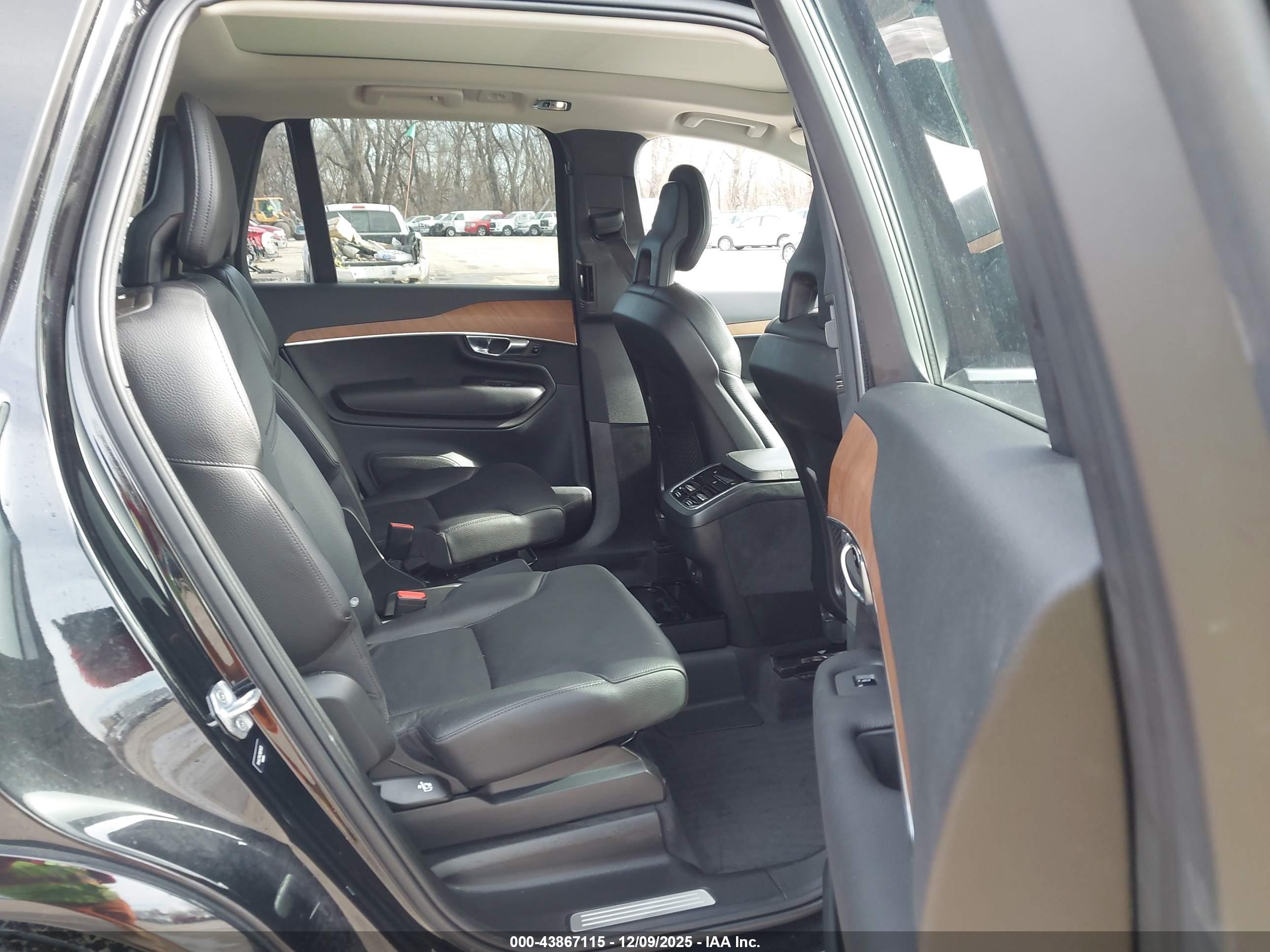 VOLVO XC90 image 8