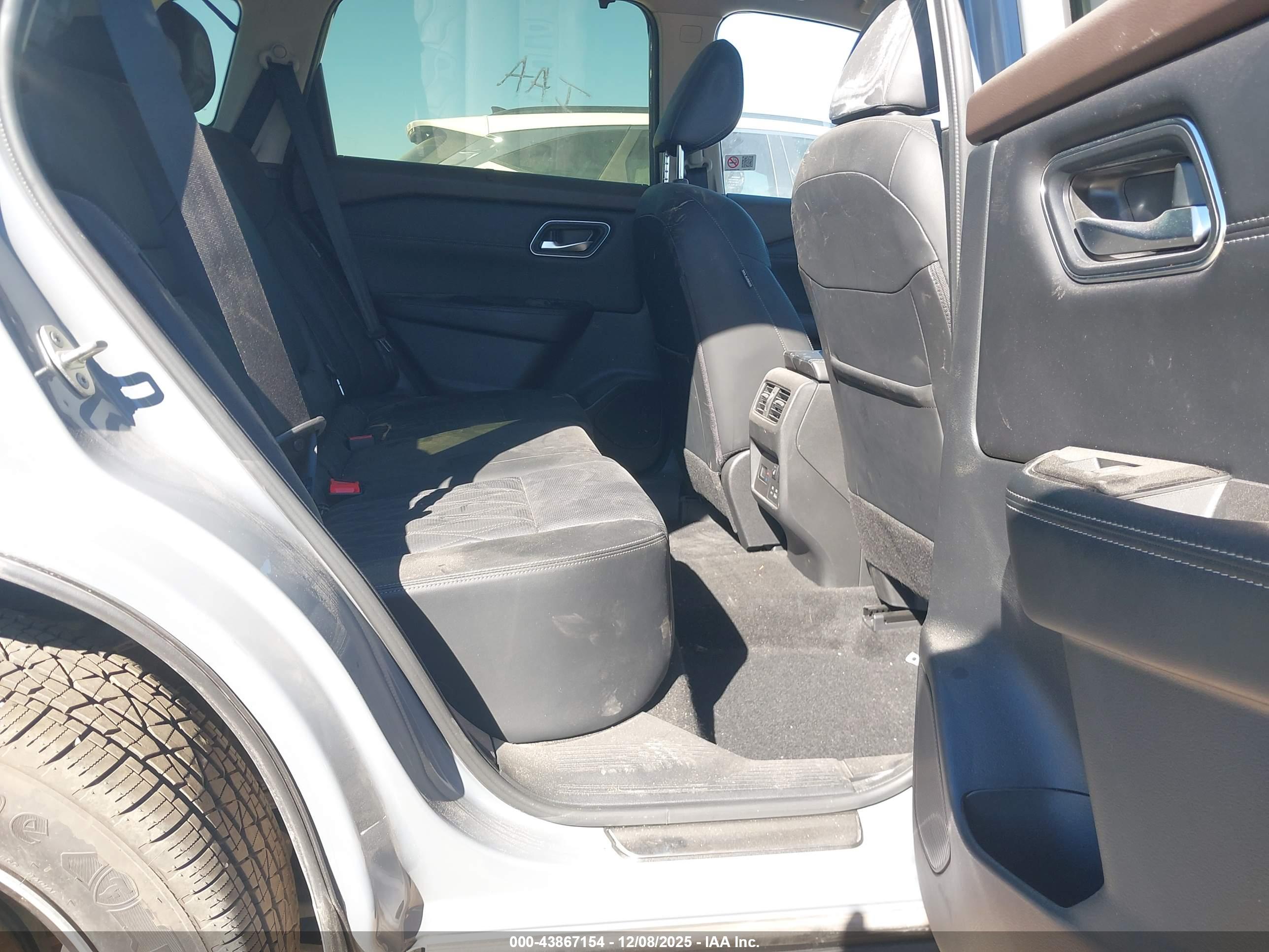 NISSAN ROGUE image 8