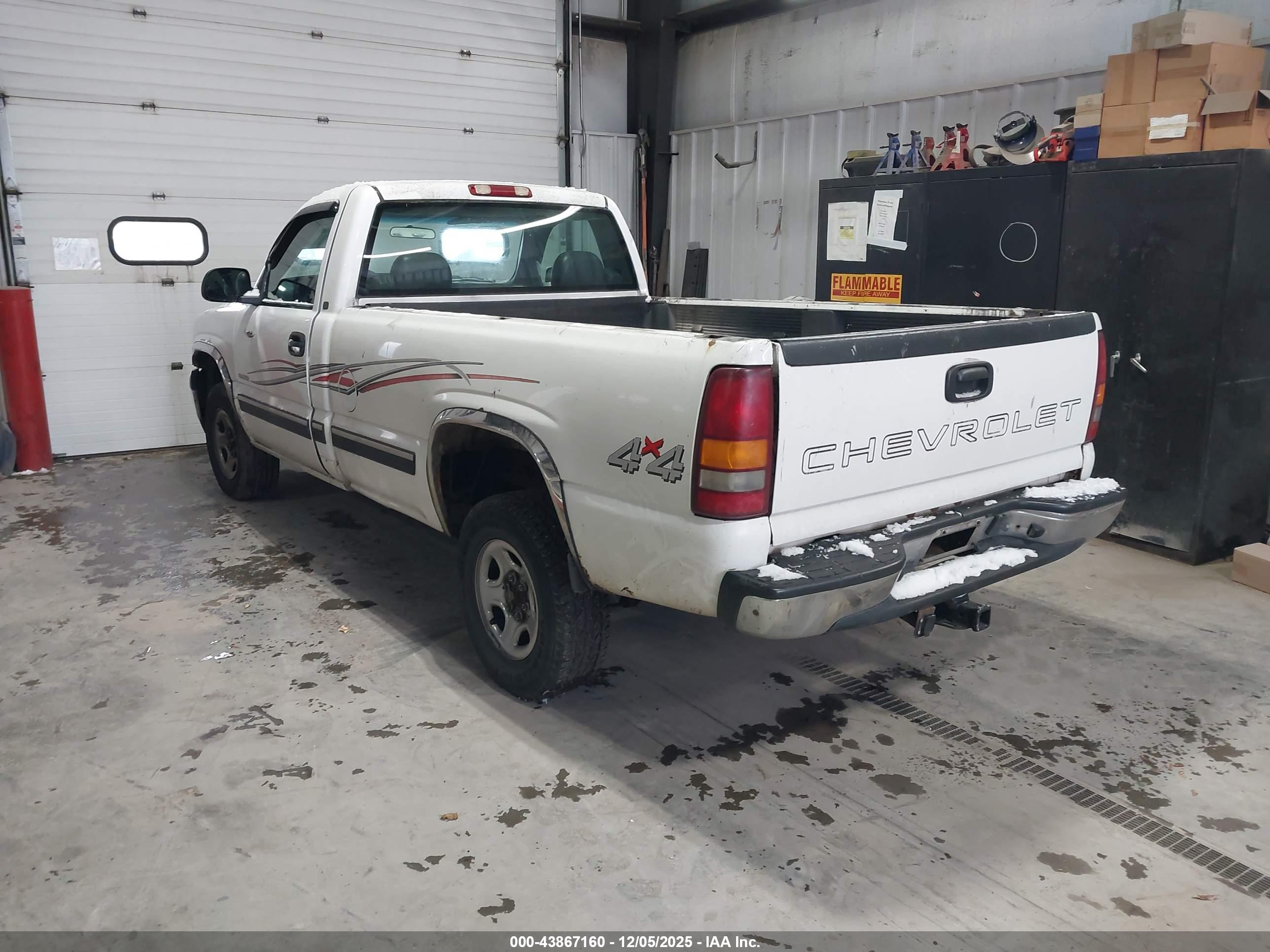 CHEVROLET SILVERADO image 3