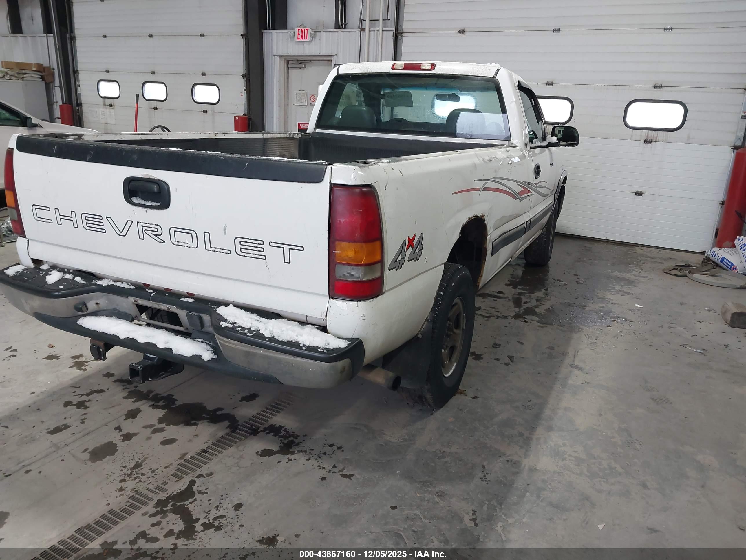 CHEVROLET SILVERADO image 4