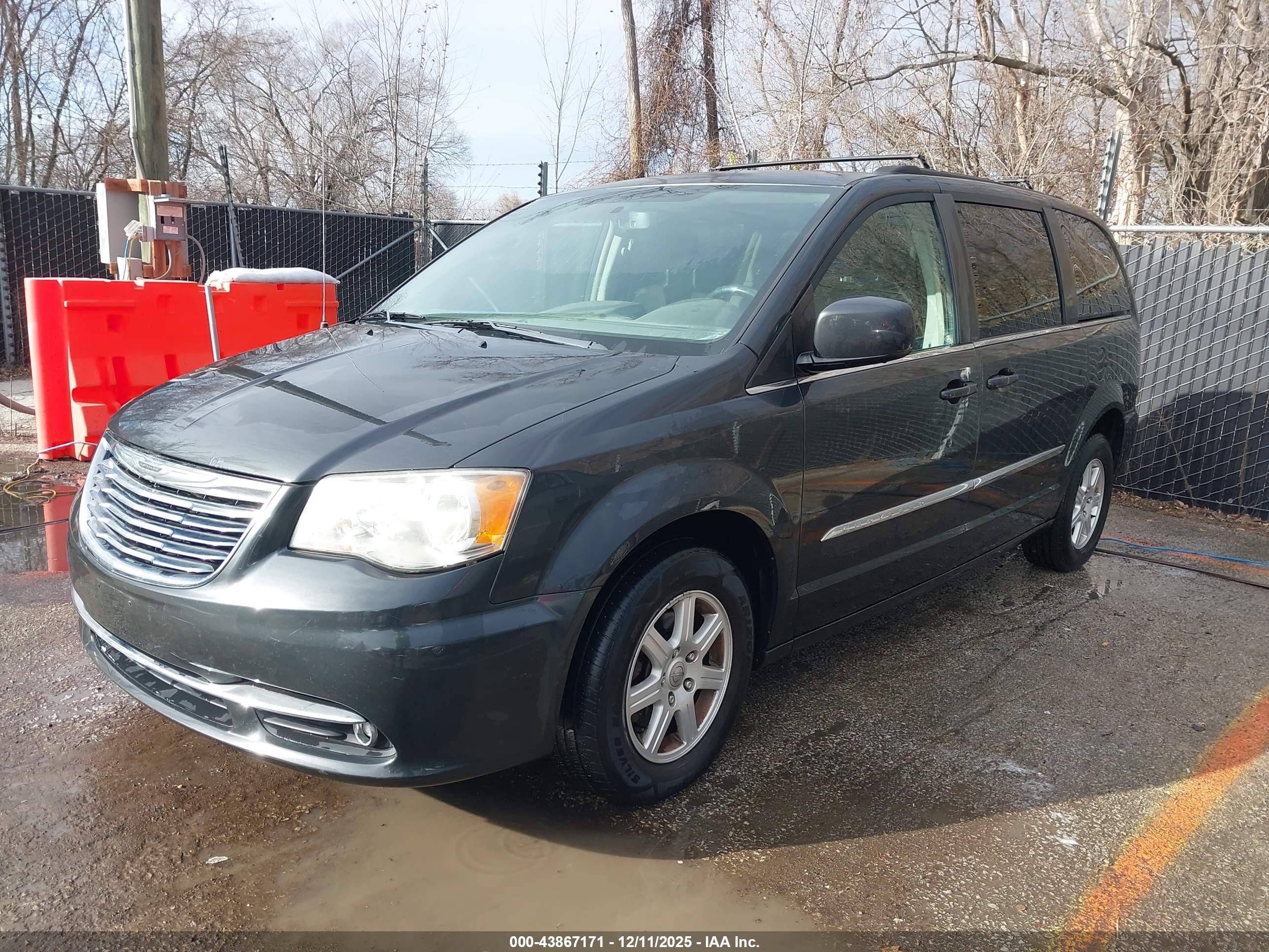 CHRYSLER TOWN image 2