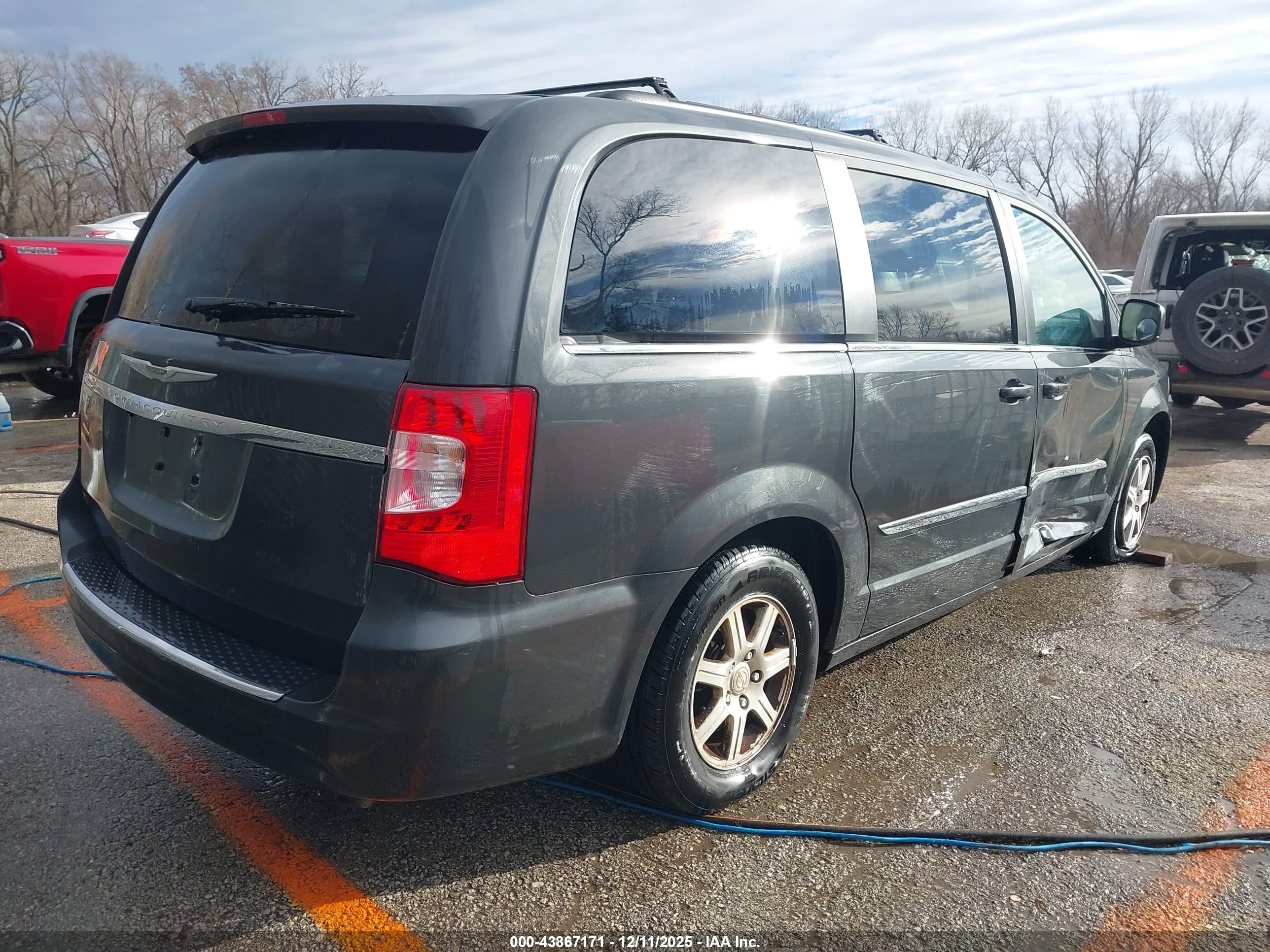 CHRYSLER TOWN image 4