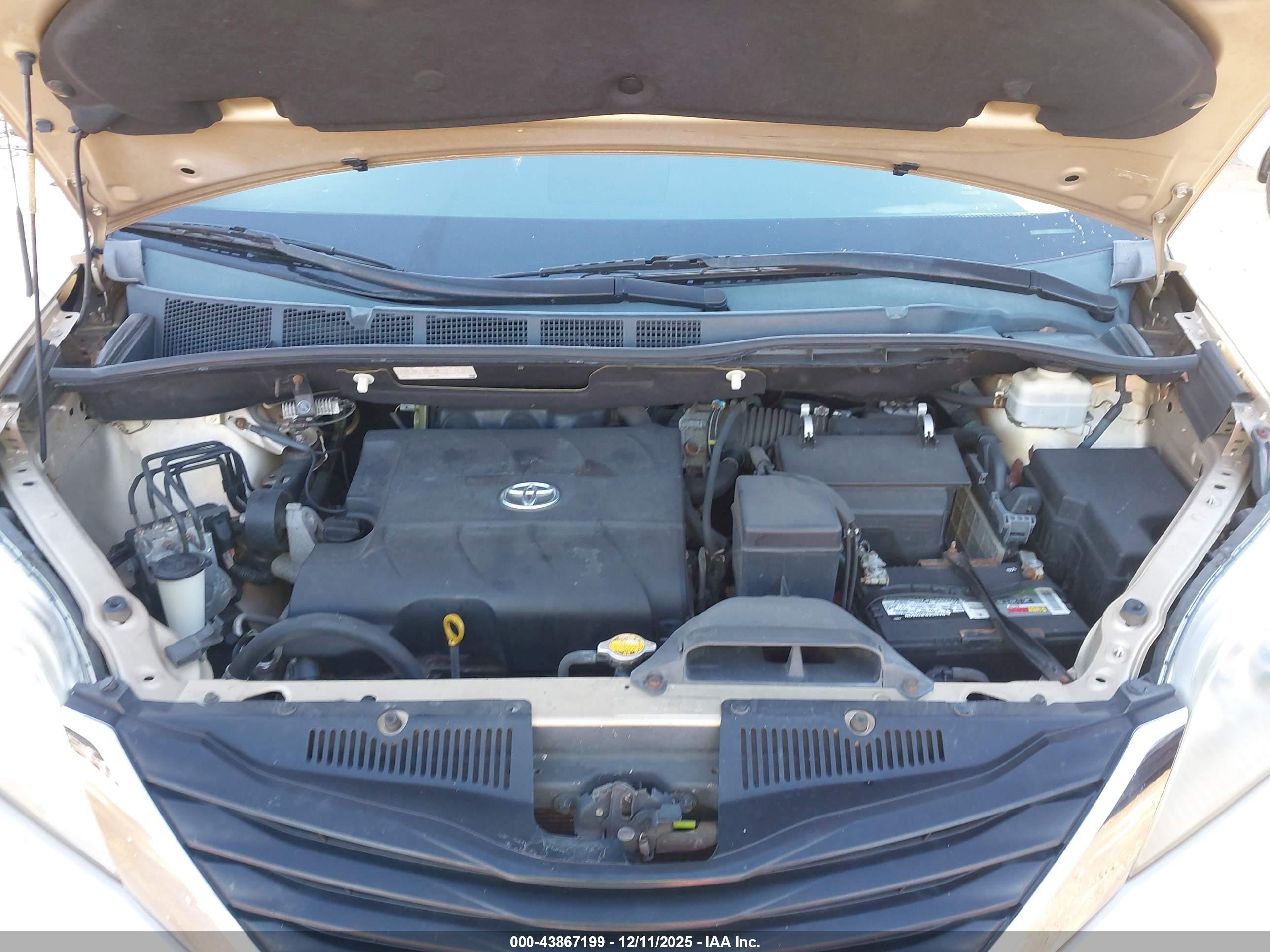 TOYOTA SIENNA image 10