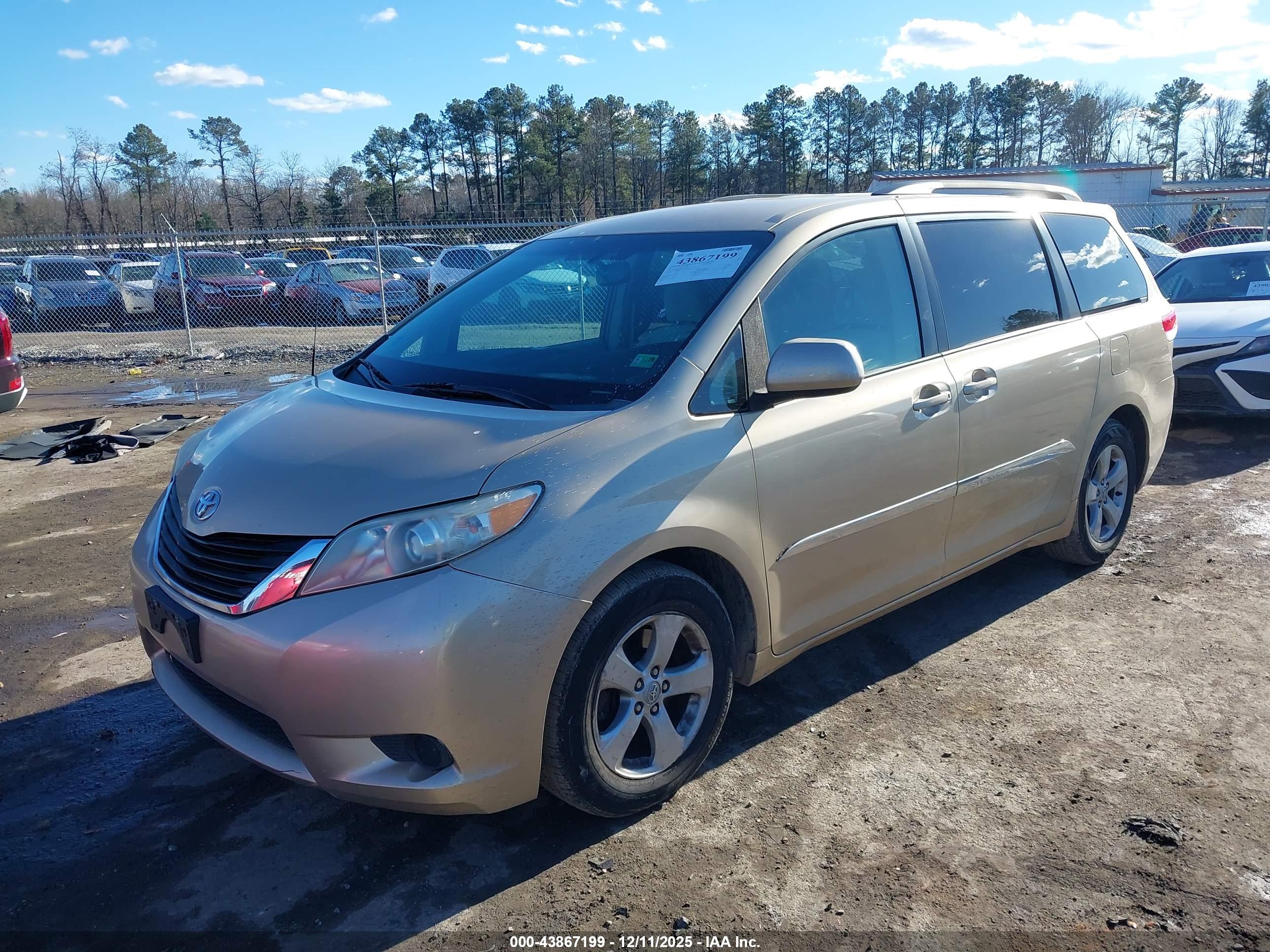 TOYOTA SIENNA image 2