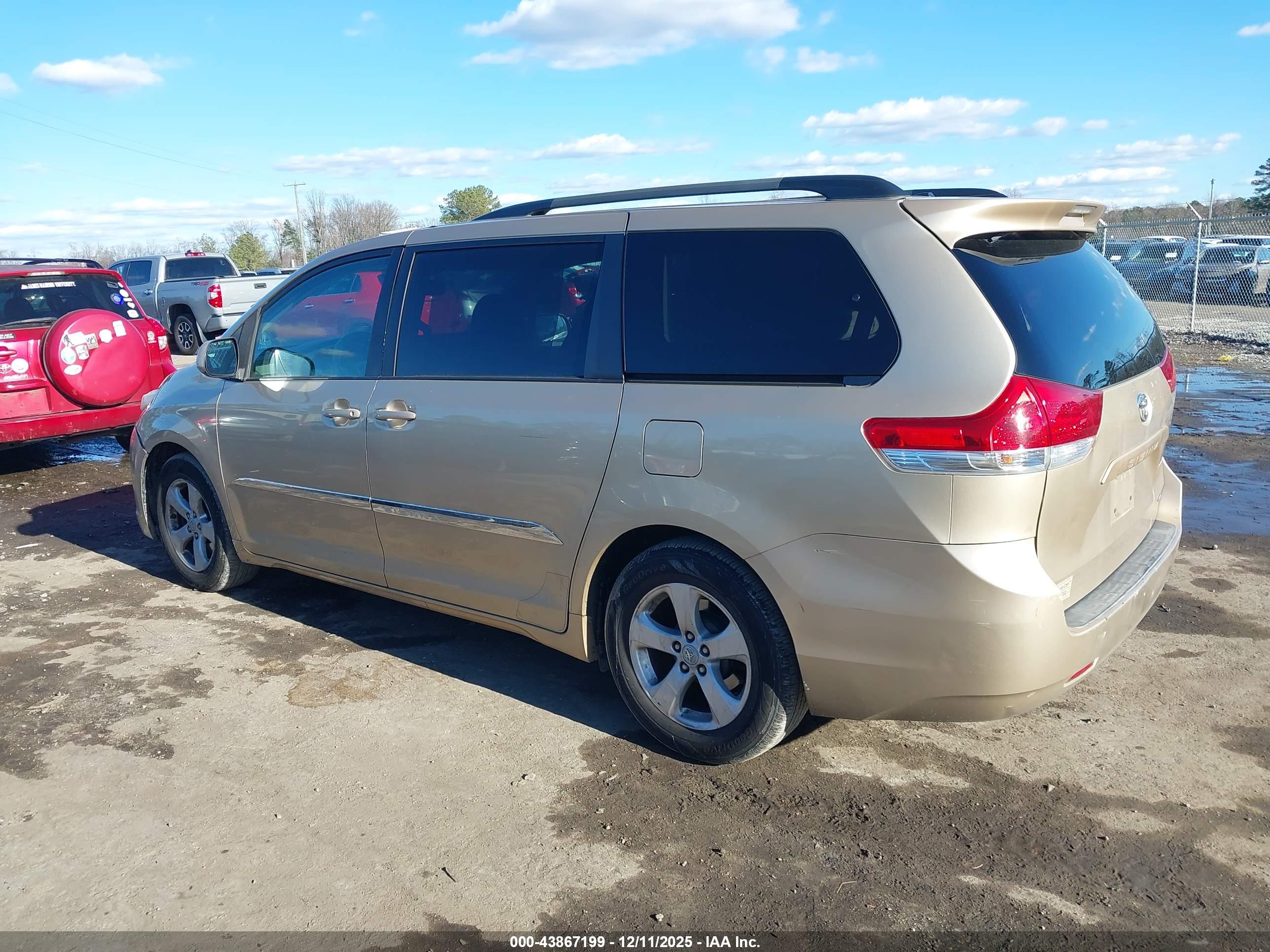 TOYOTA SIENNA image 3