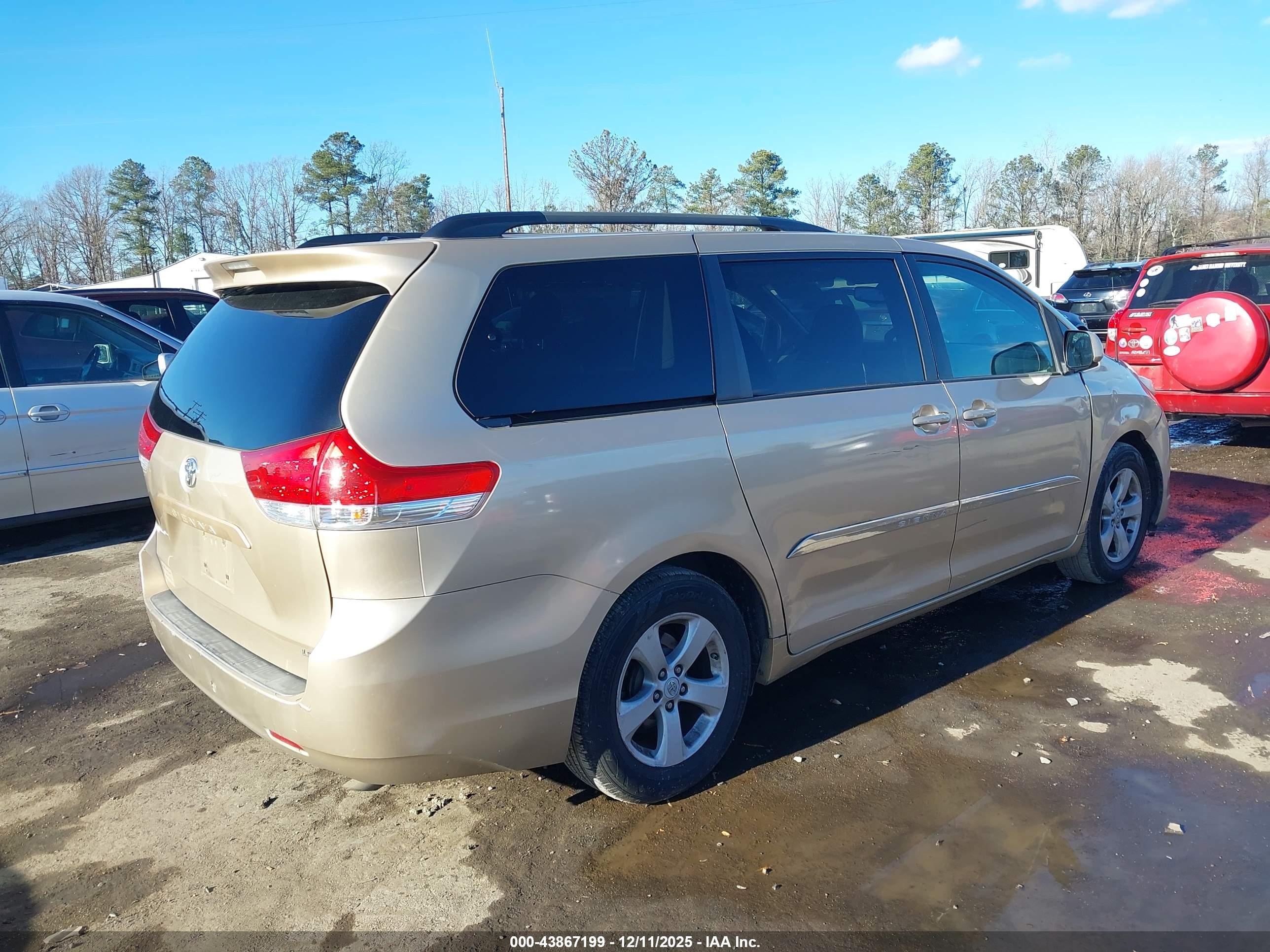TOYOTA SIENNA image 4