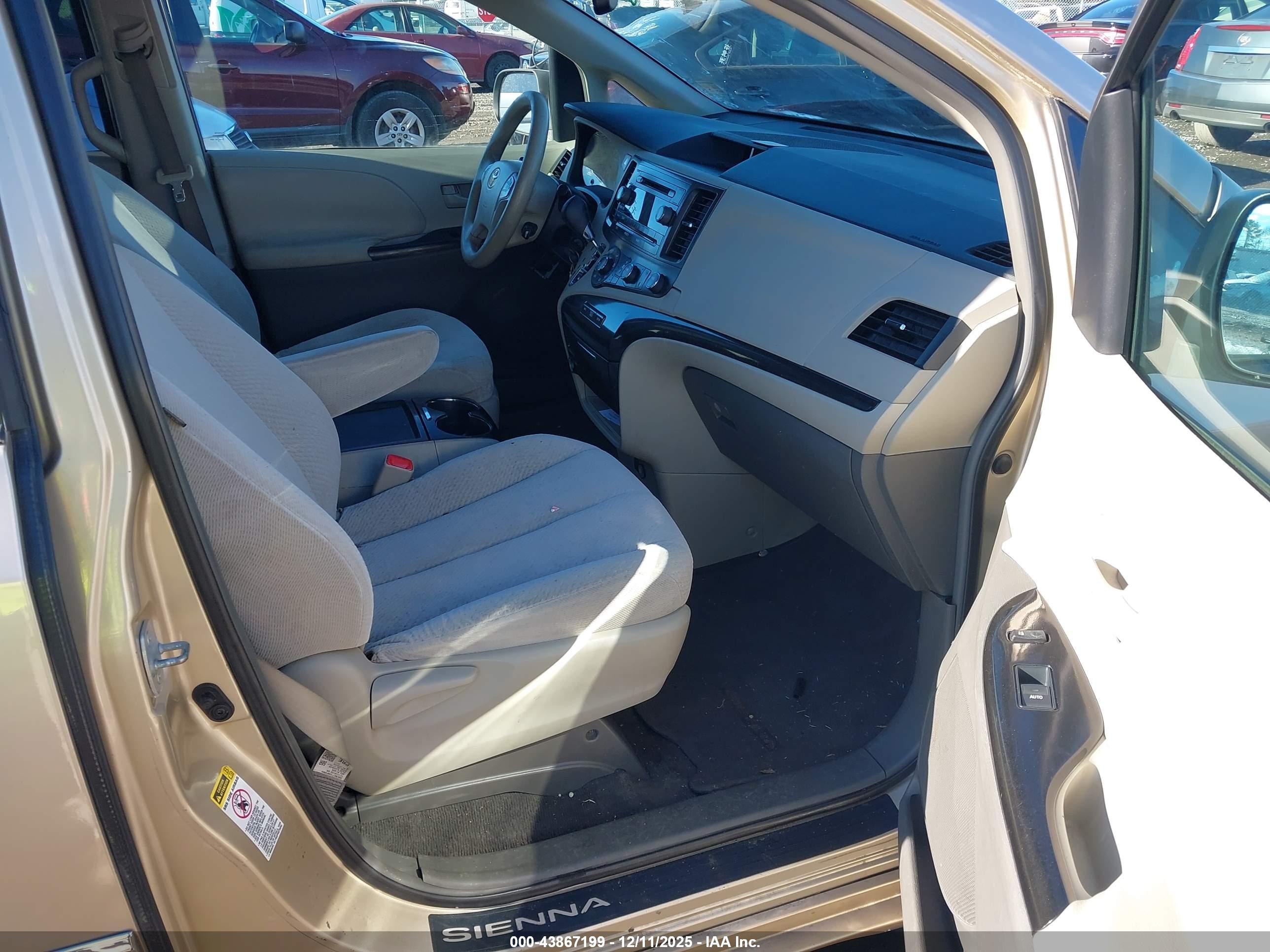 TOYOTA SIENNA image 5