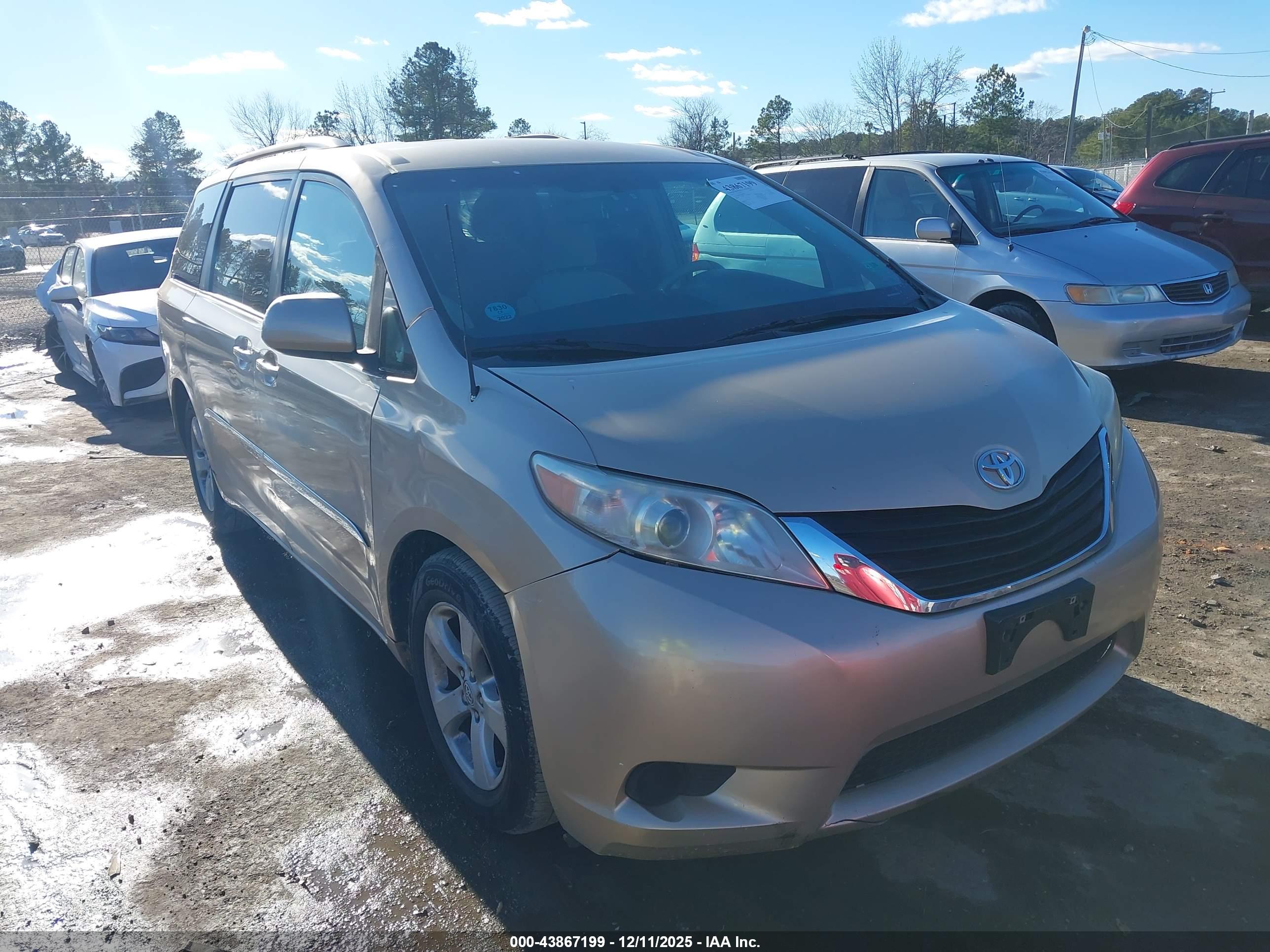 TOYOTA SIENNA image 6