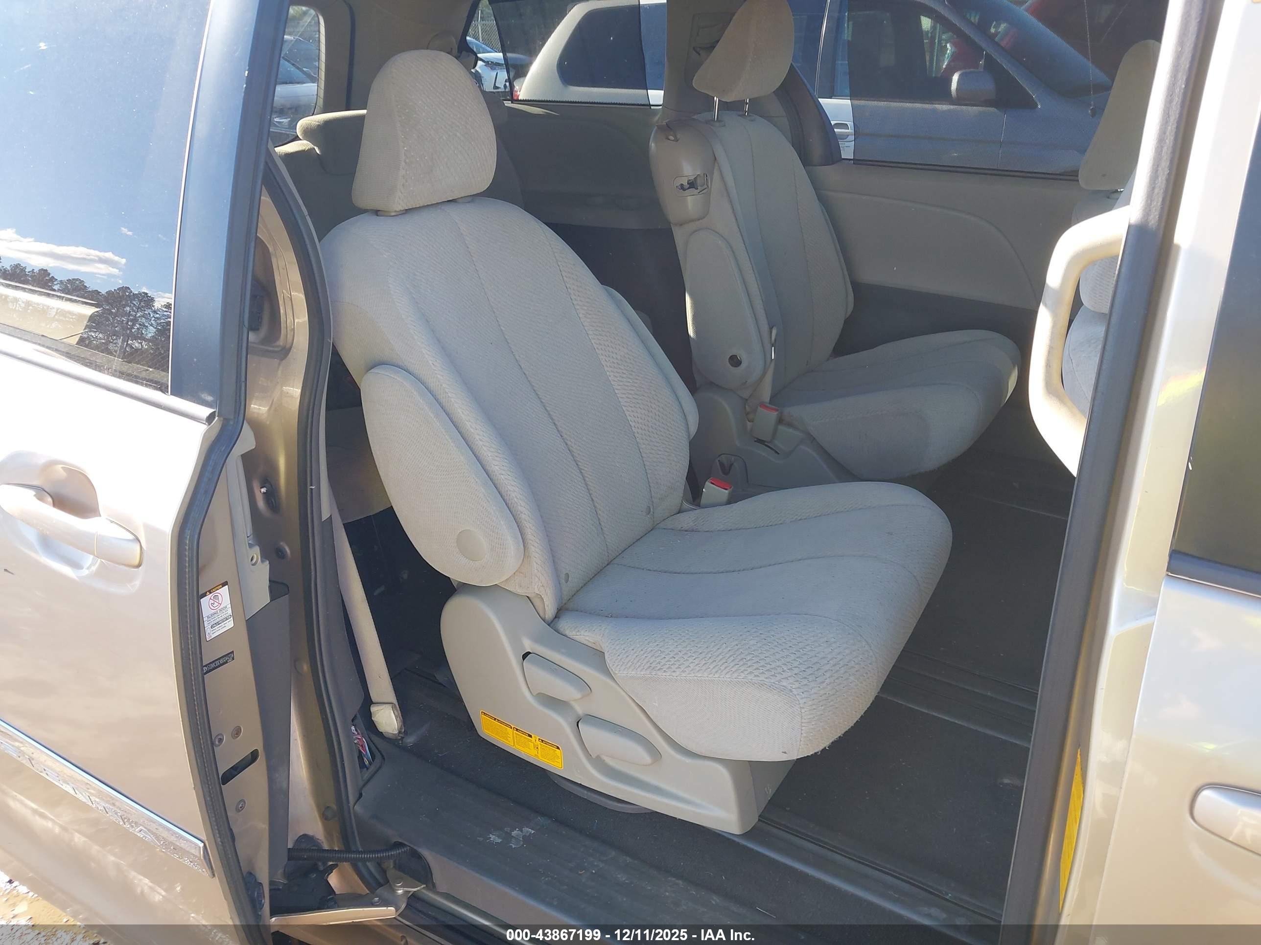 TOYOTA SIENNA image 8