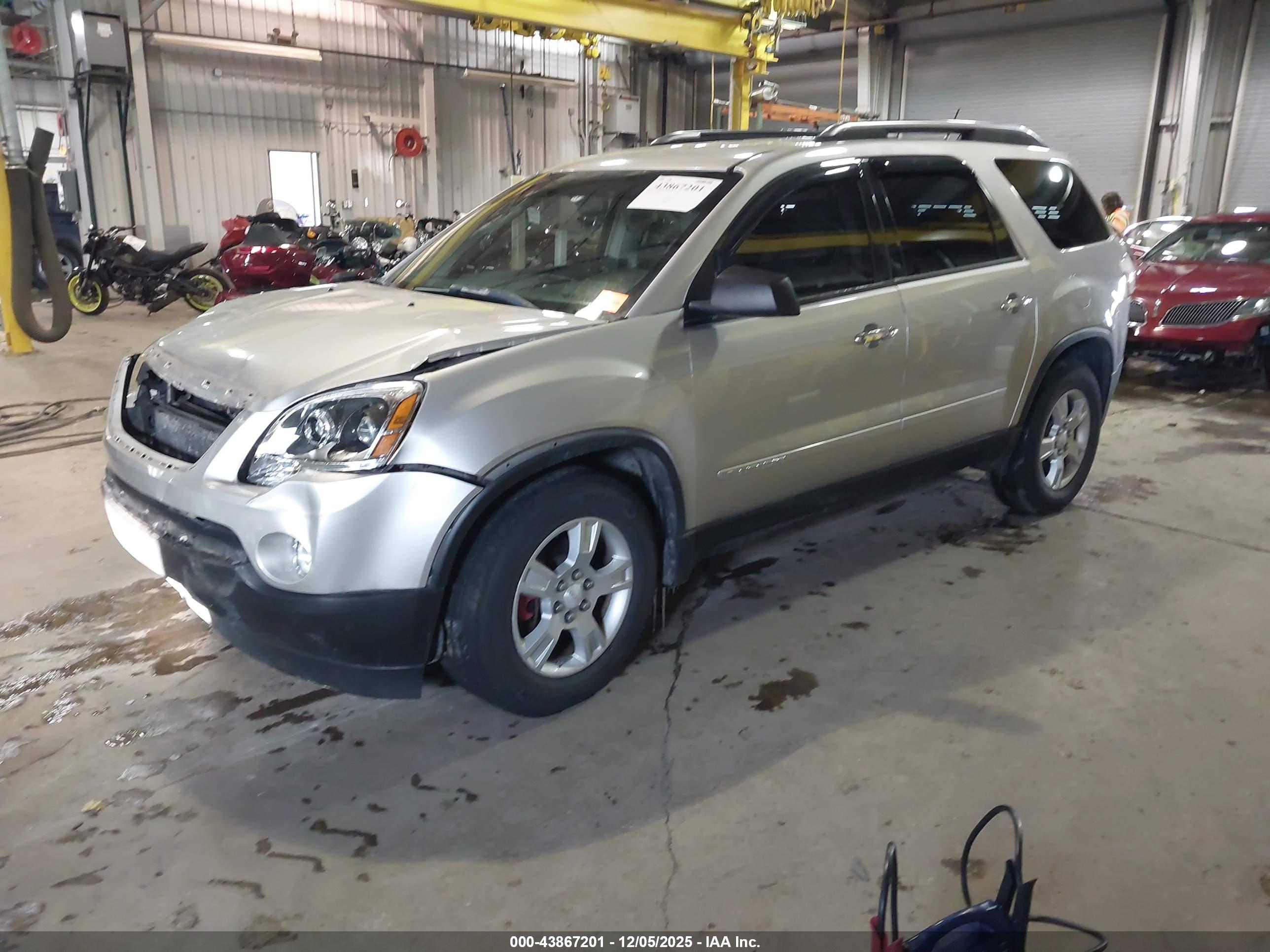 GMC ACADIA image 2